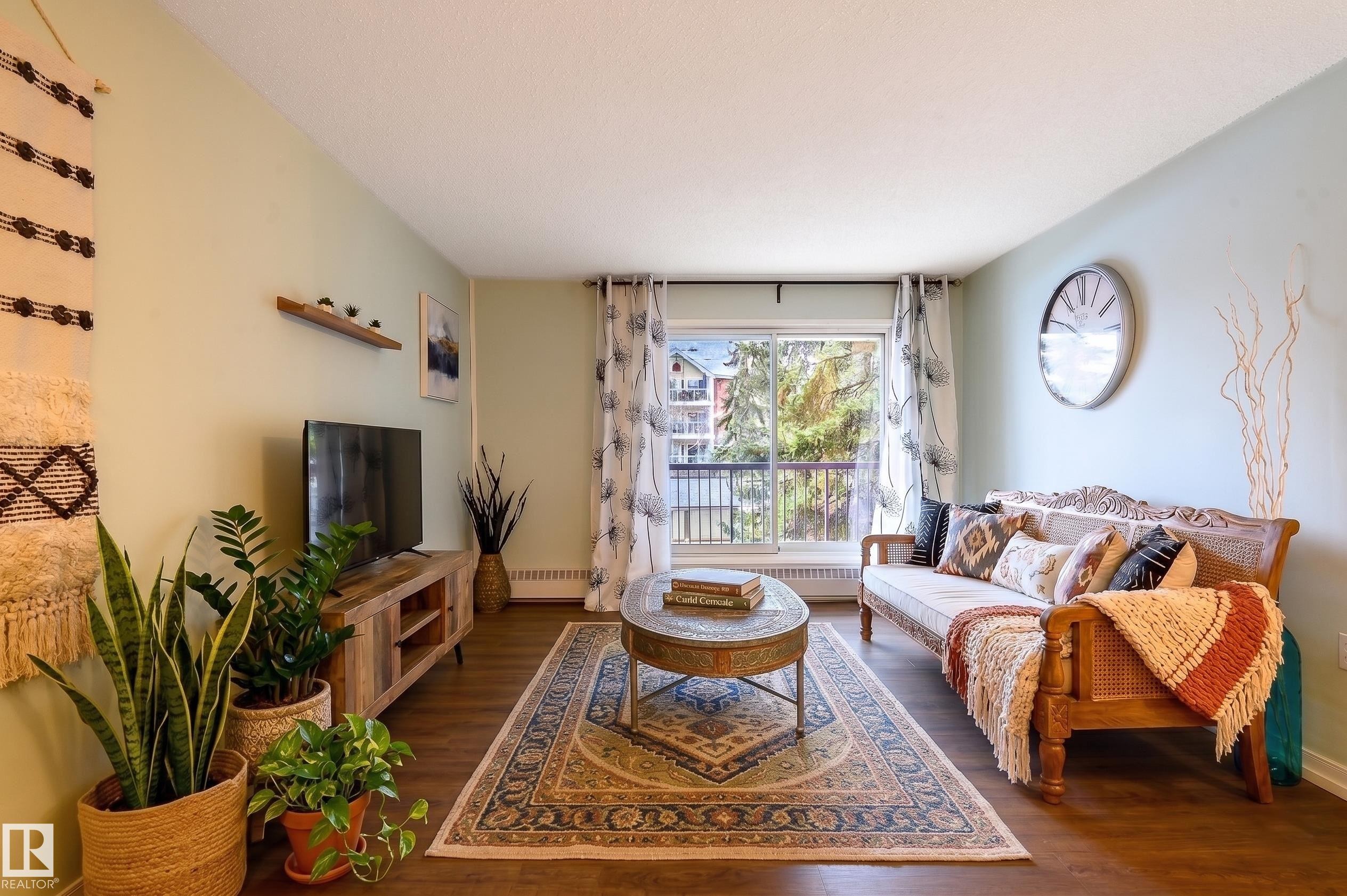 237 10636 120 Street, Edmonton, AB - Indoor Photo Showing Living Room