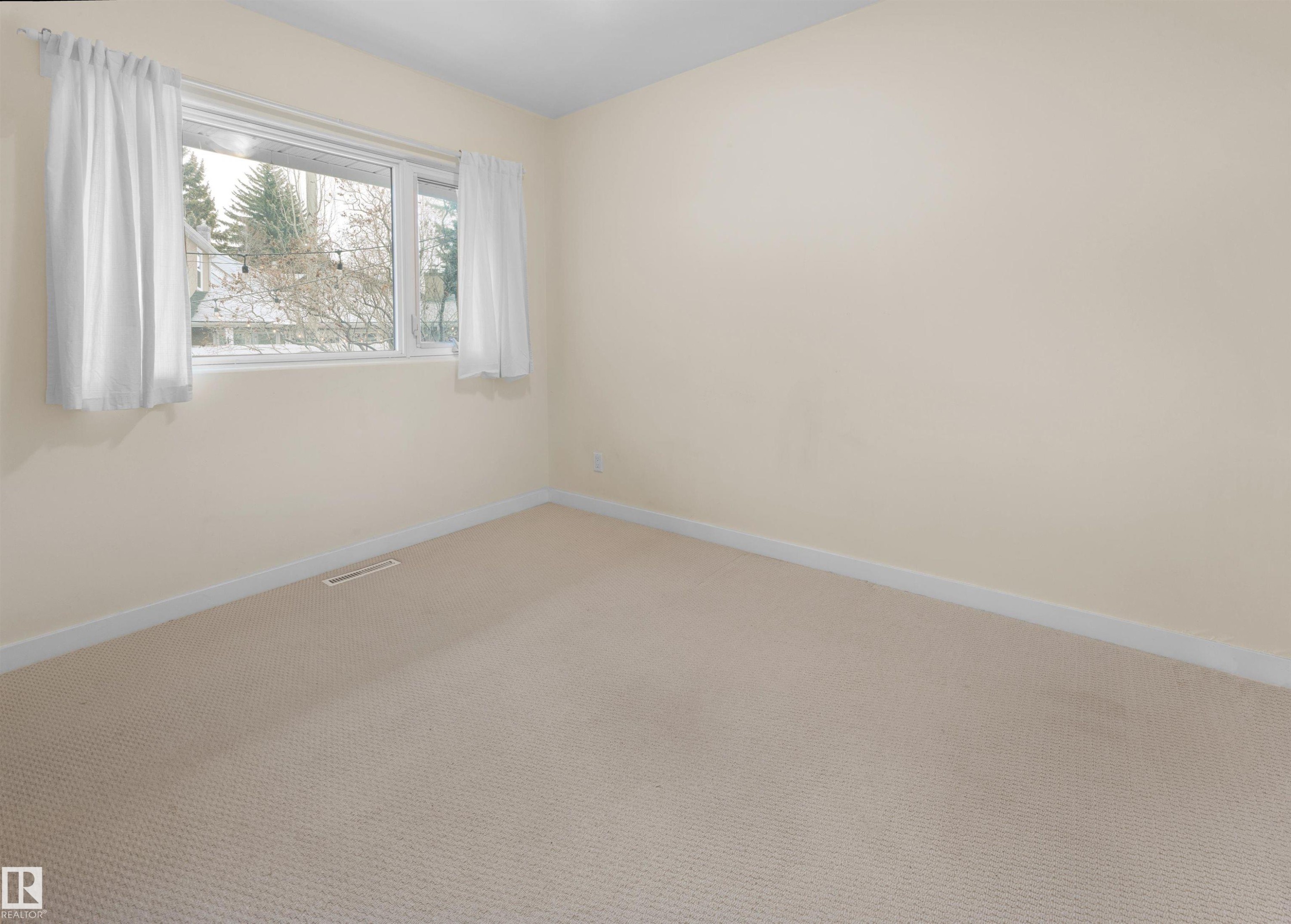 11819 75 Avenue, Edmonton, AB - Indoor