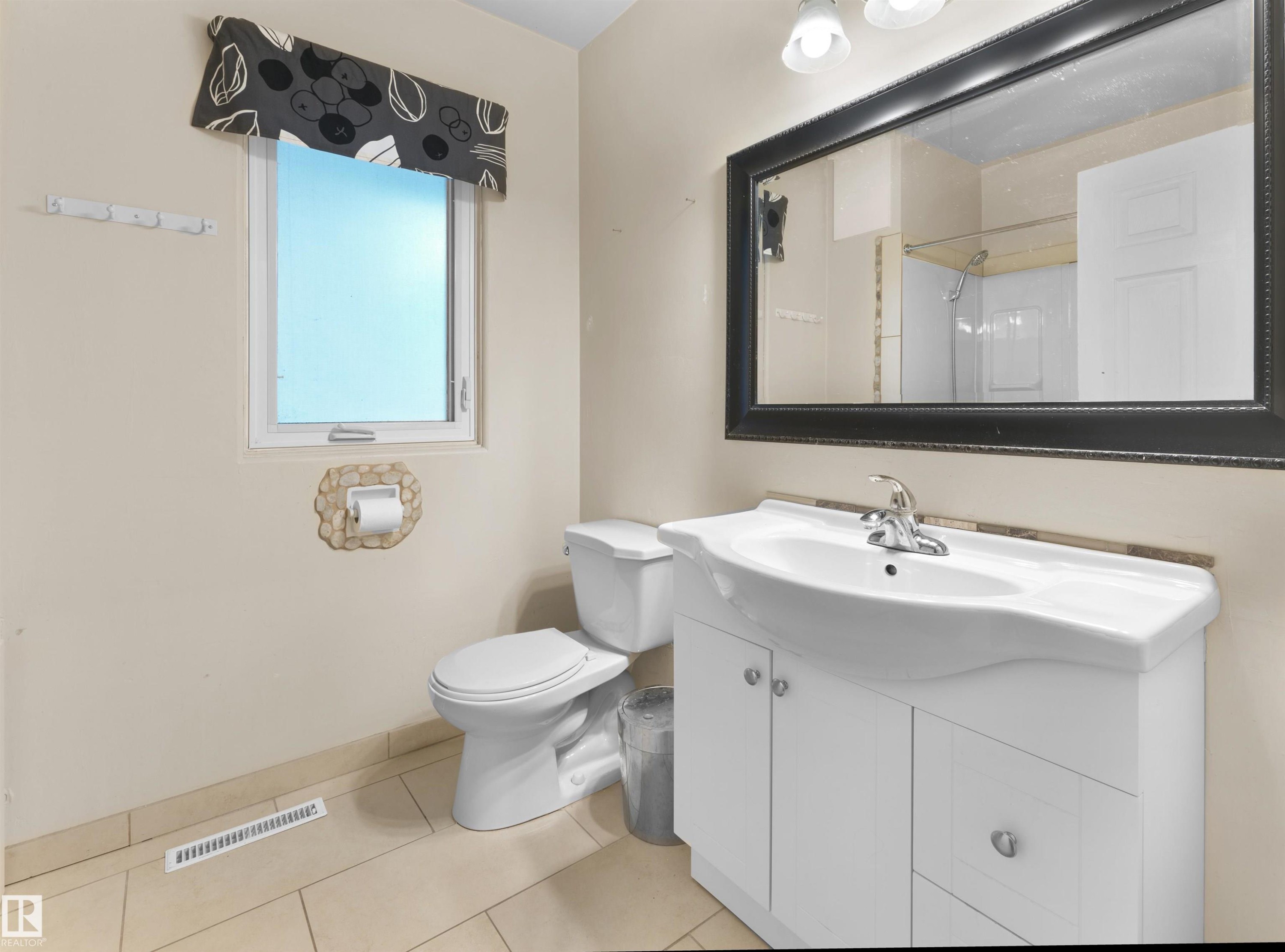 11819 75 Avenue, Edmonton, AB - Indoor Photo Showing Other Room