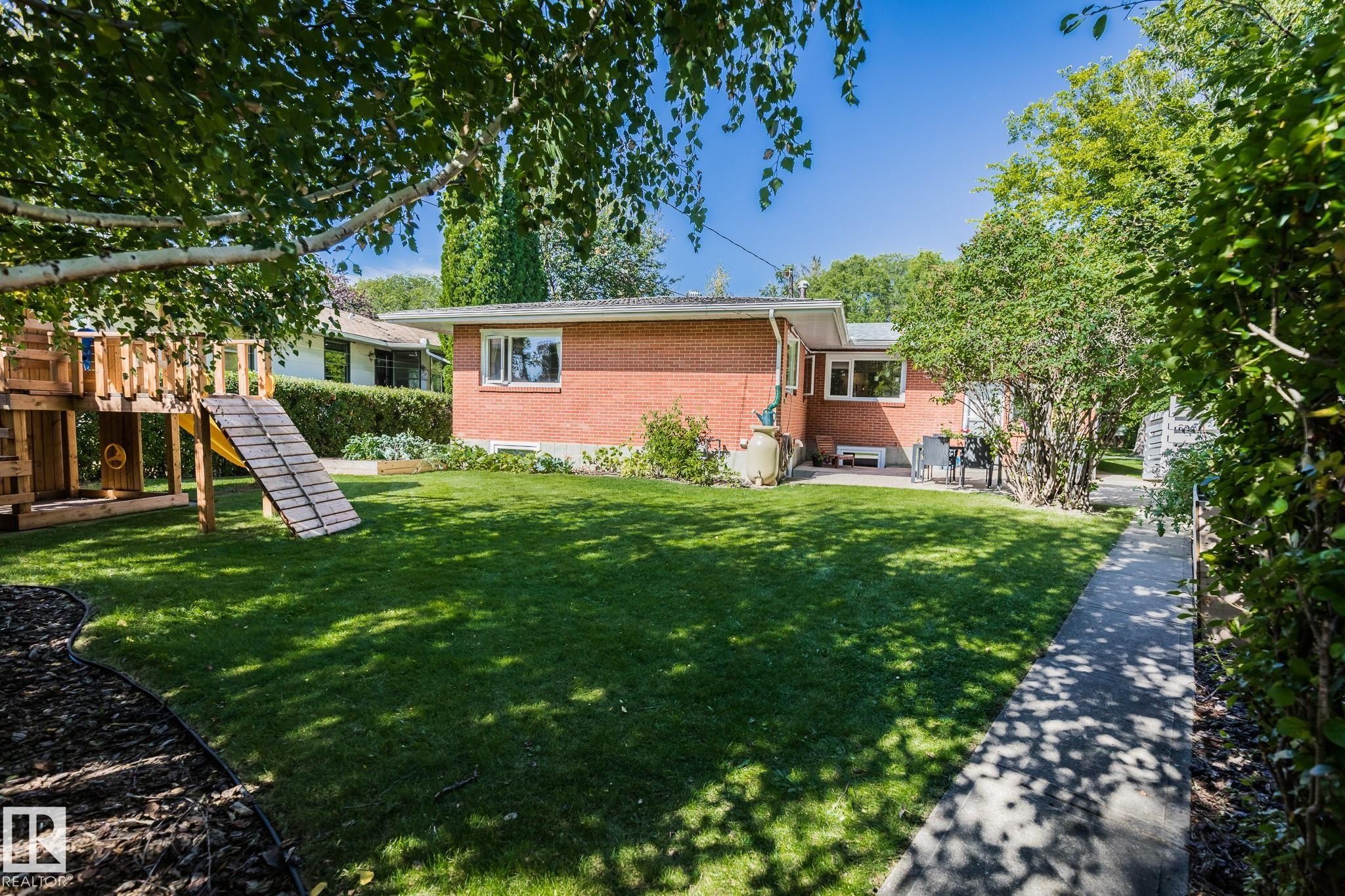 11819 75 Avenue, Edmonton, AB - Outdoor