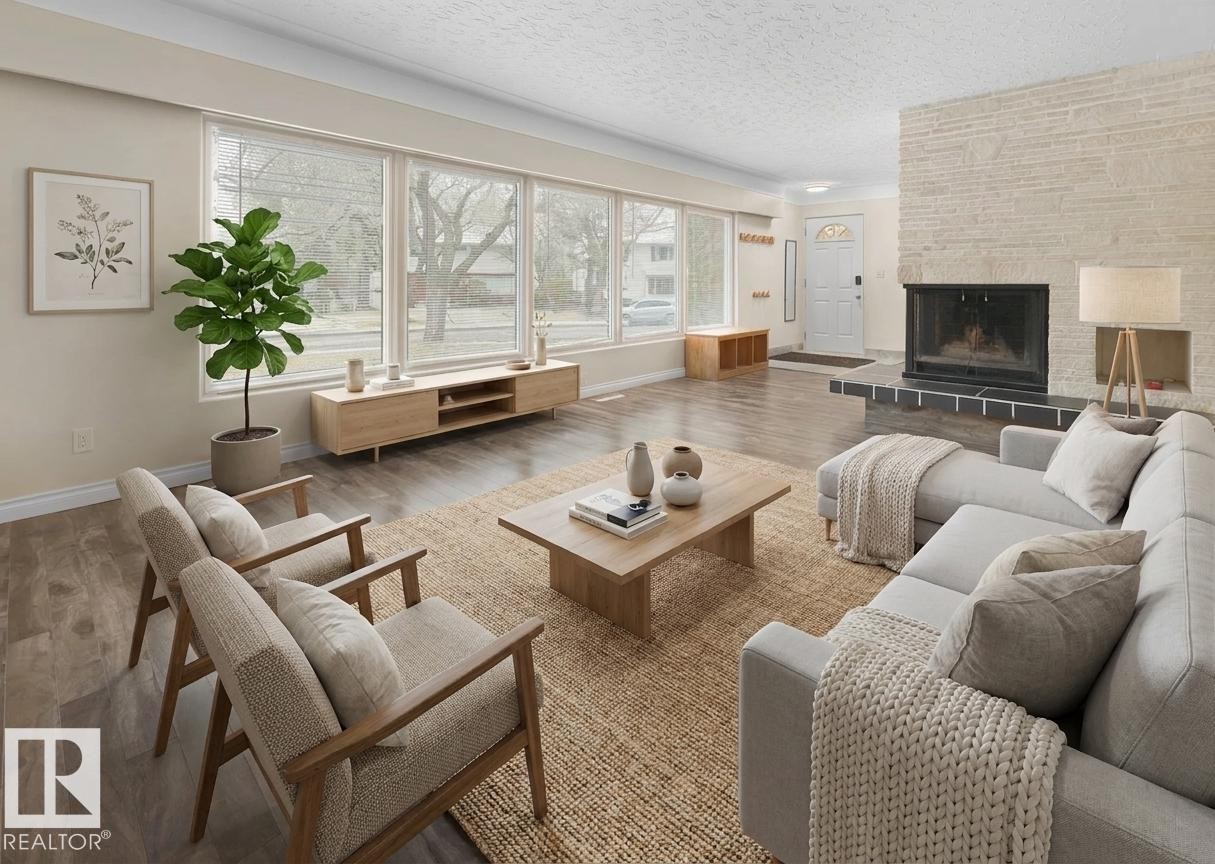 11819 75 Avenue, Edmonton, AB - Indoor Photo Showing Living Room
