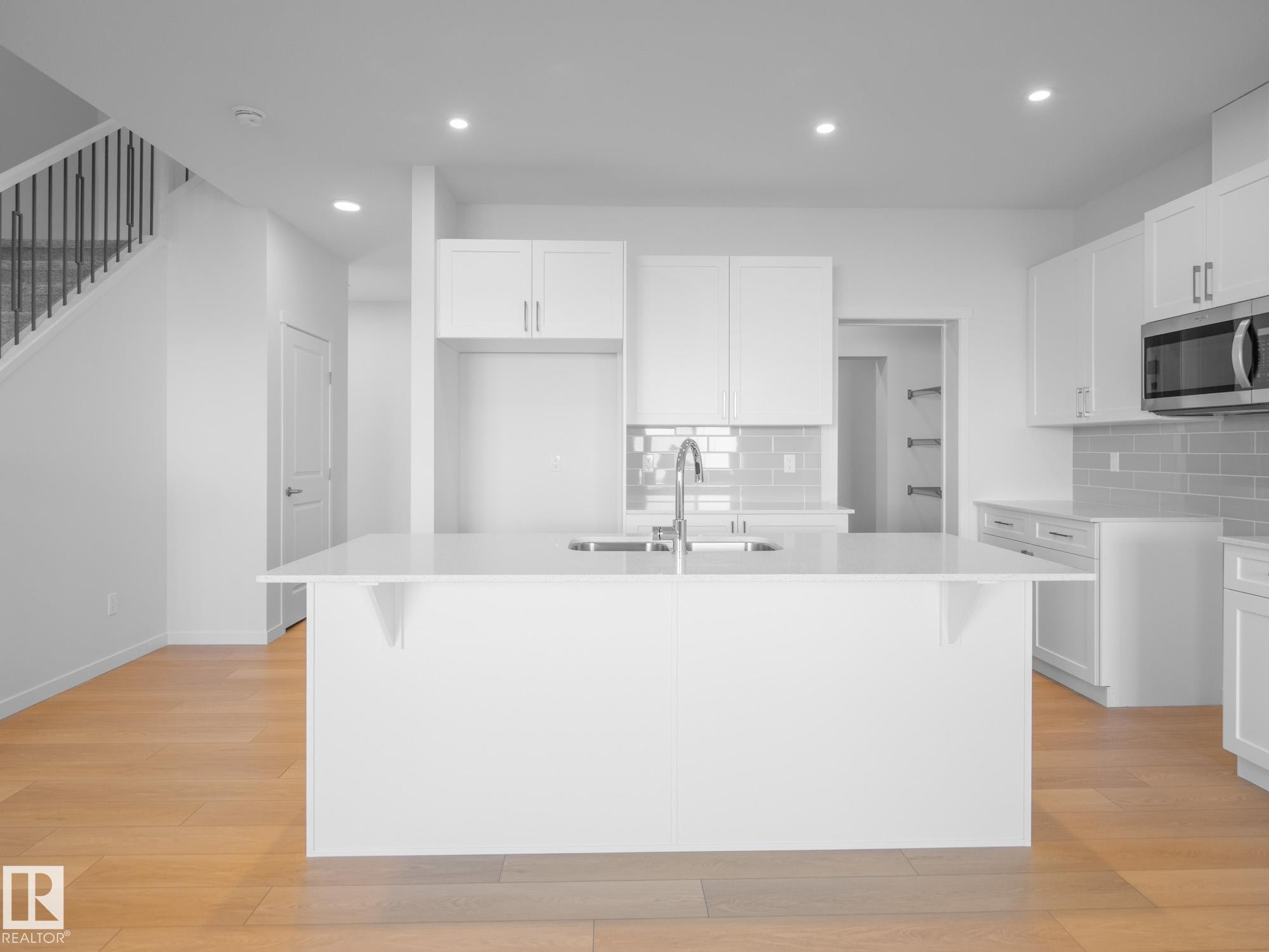 26 Nerine Crescent, St. Albert, AB - Indoor Photo Showing Kitchen With Upgraded Kitchen