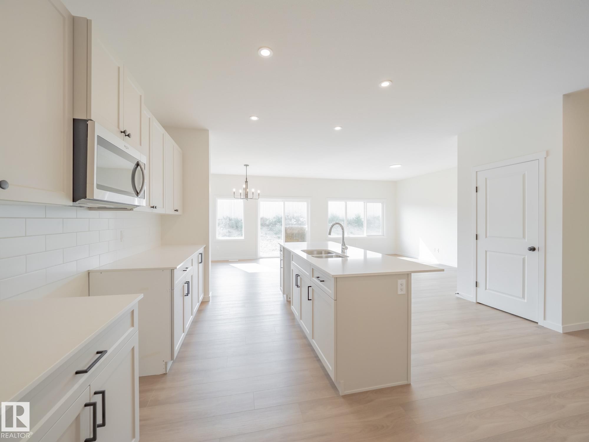 2 Elis Link, Spruce Grove, AB - Indoor Photo Showing Kitchen