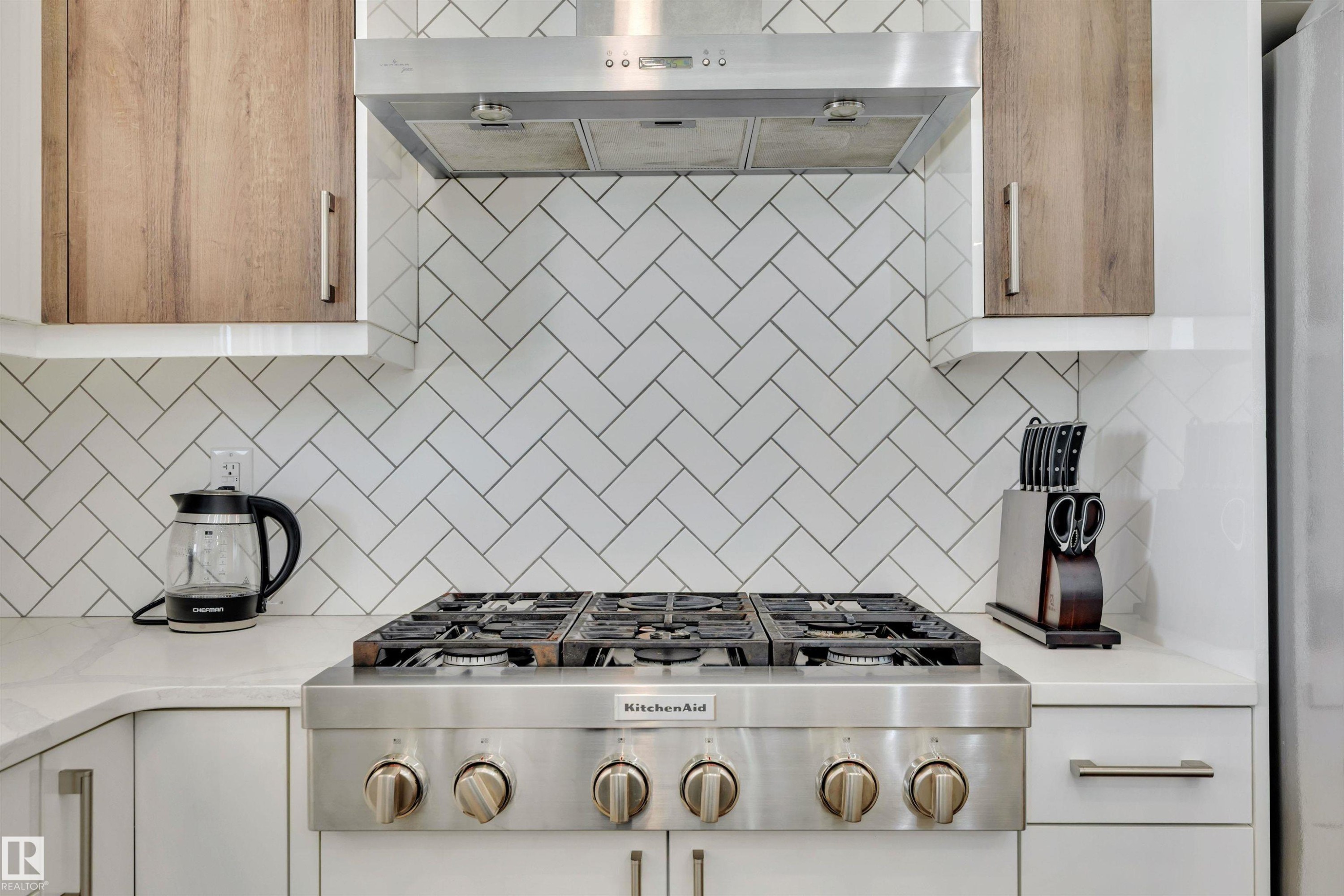 15 Promenade Point(E), Beaumont, AB - Indoor Photo Showing Kitchen