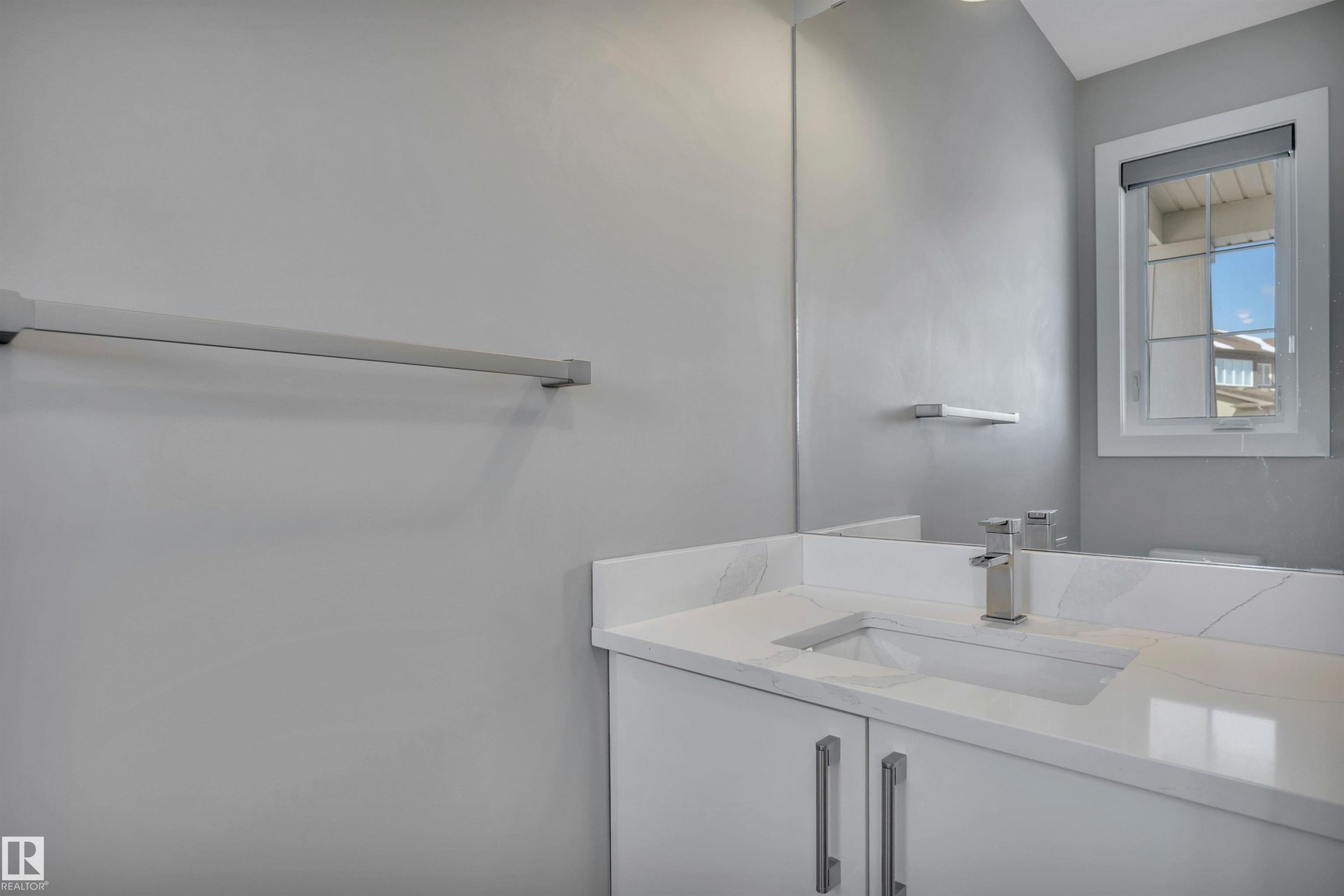 15 Promenade Point(E), Beaumont, AB - Indoor Photo Showing Bathroom