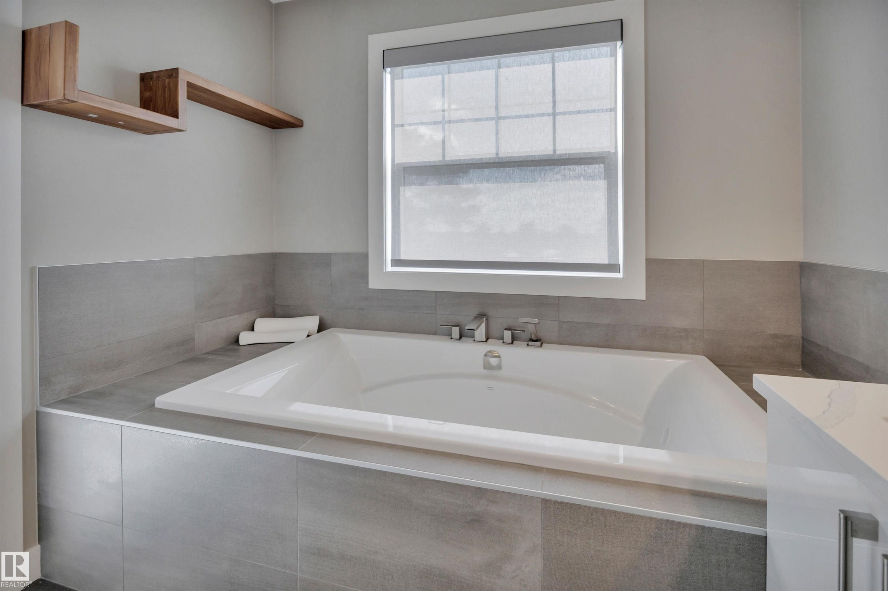 15 Promenade Point(E), Beaumont, AB - Indoor Photo Showing Bathroom