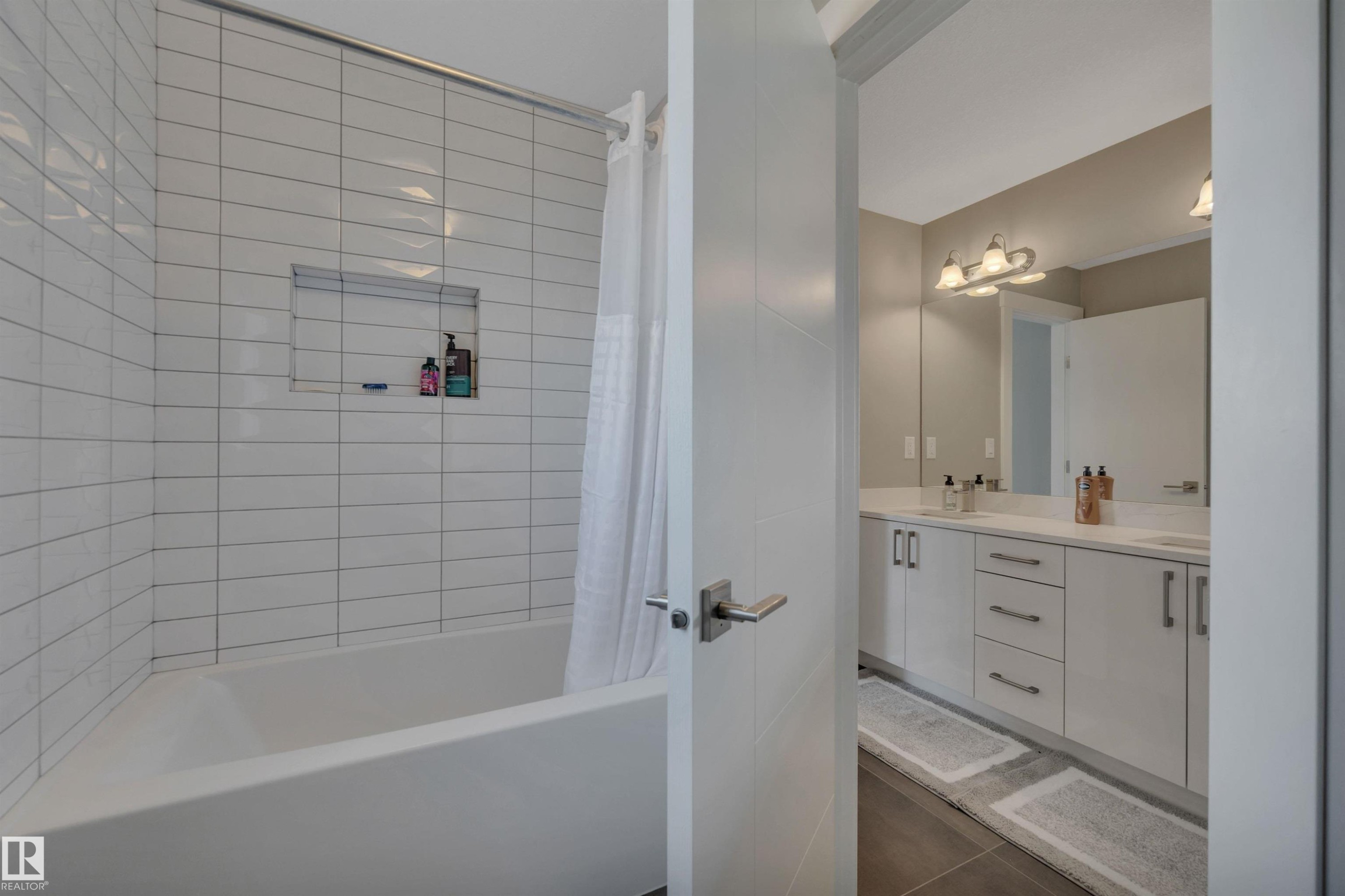 15 Promenade Point(E), Beaumont, AB - Indoor Photo Showing Bathroom
