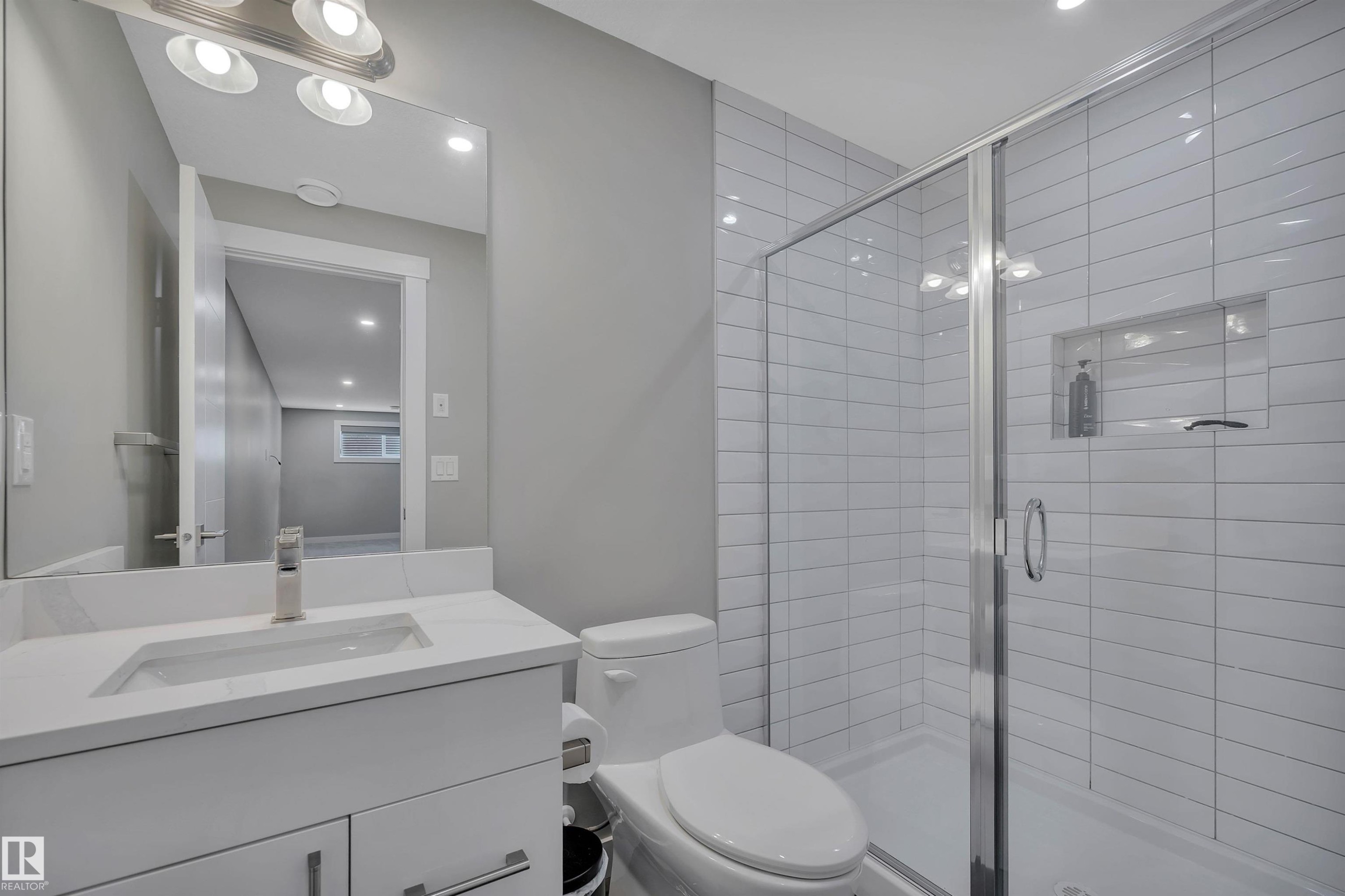 15 Promenade Point(E), Beaumont, AB - Indoor Photo Showing Bathroom