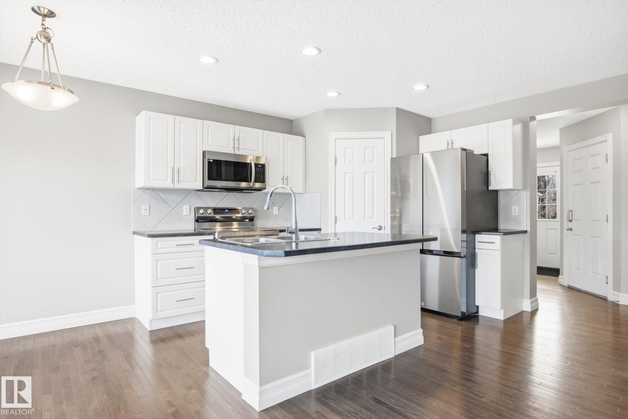 6861 Cardinal Link, Edmonton, AB - Indoor Photo Showing Kitchen With Upgraded Kitchen
