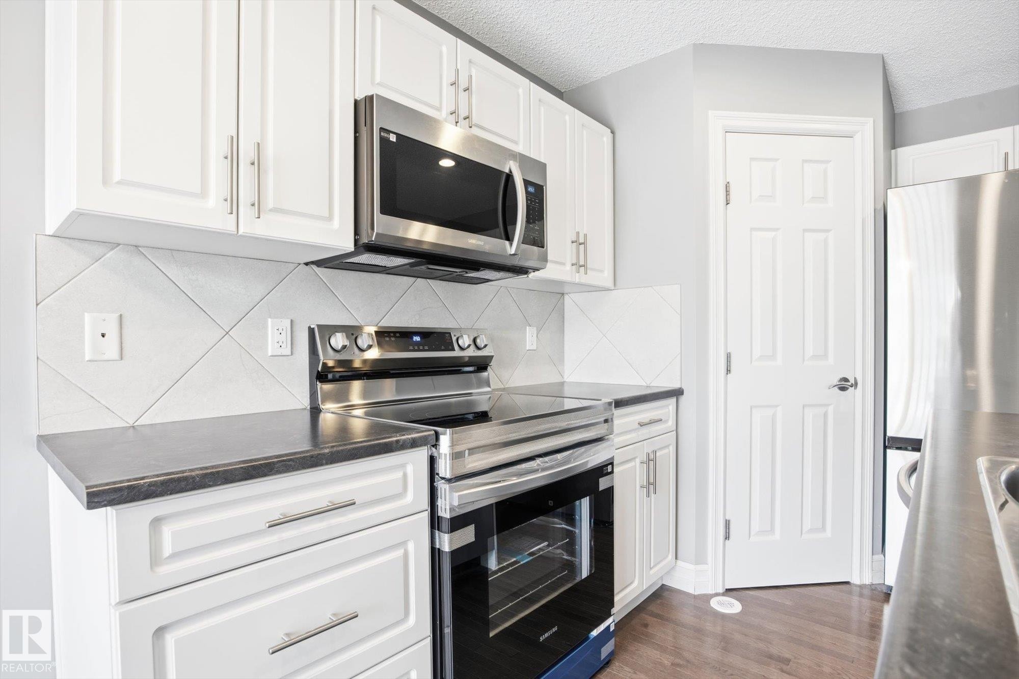 6861 Cardinal Link, Edmonton, AB - Indoor Photo Showing Kitchen