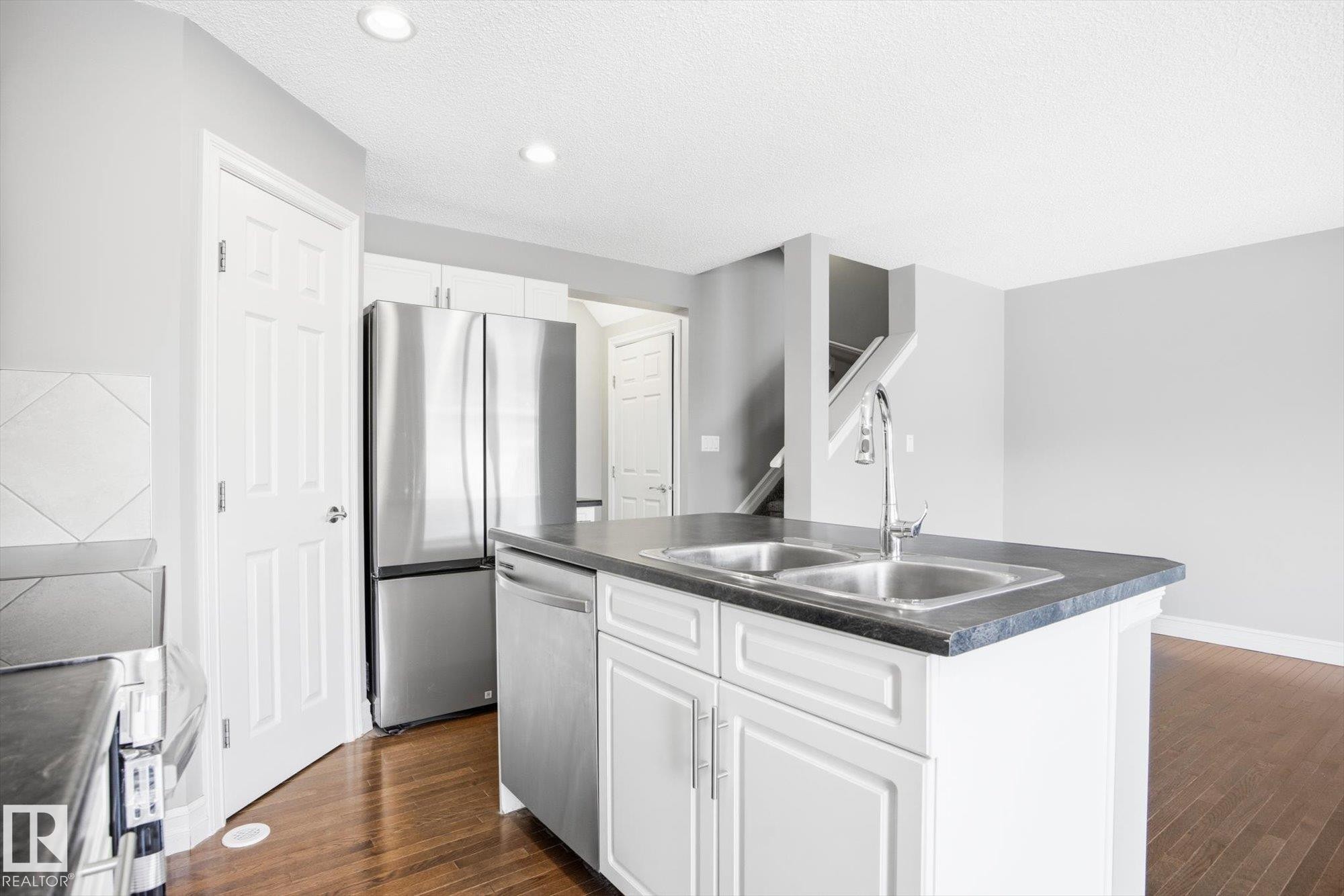6861 Cardinal Link, Edmonton, AB - Indoor Photo Showing Kitchen With Double Sink