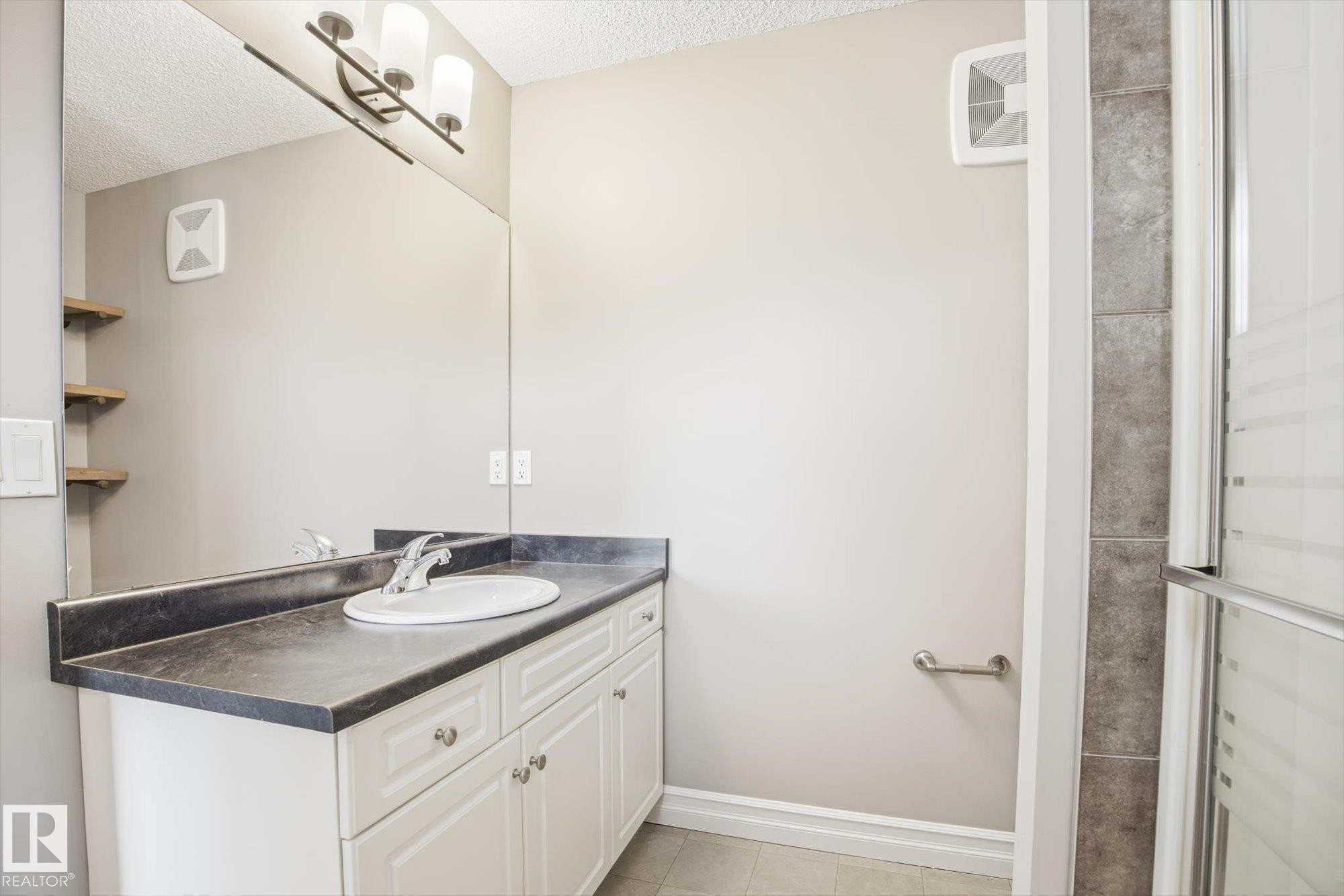 6861 Cardinal Link, Edmonton, AB - Indoor Photo Showing Bathroom