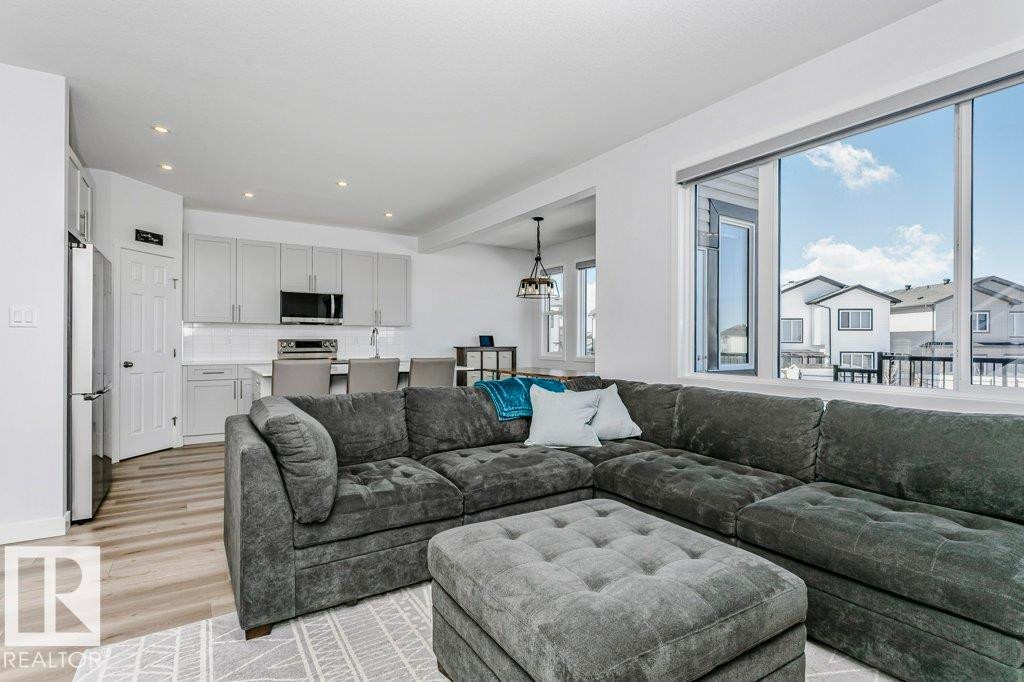 18 Elderberry Point(E), Fort Saskatchewan, AB - Indoor Photo Showing Living Room