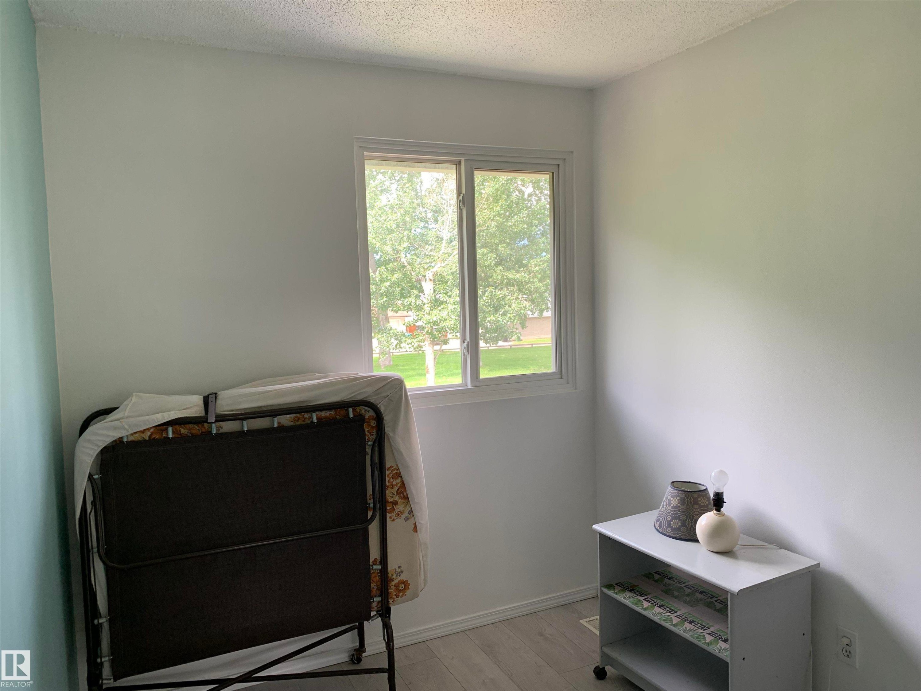 892 Abbottsfield Road Nw, Edmonton, AB