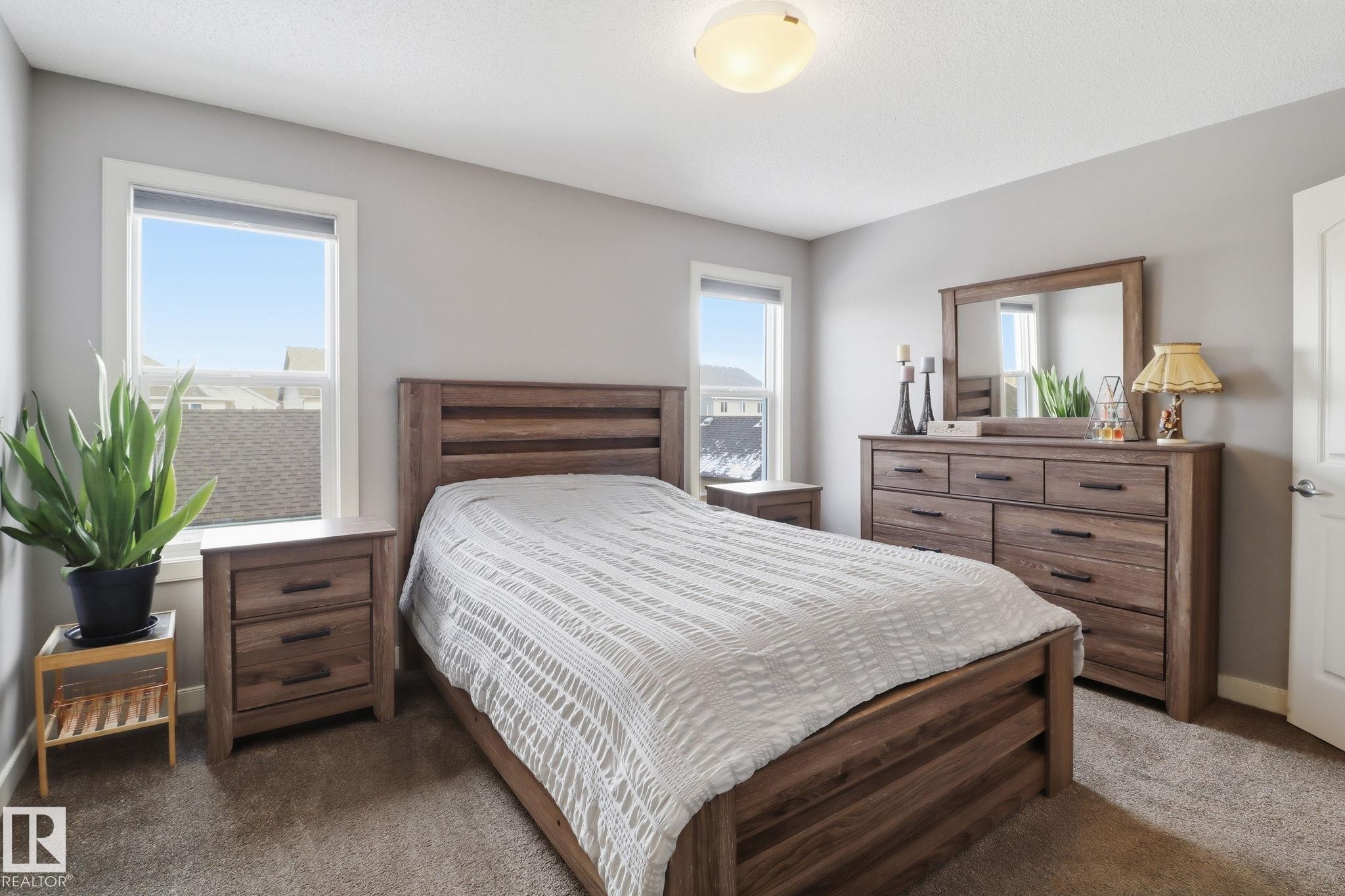 This room features light grey walls, carpeted floors, and a ceiling-mounted light fixture - 430 Watt Boulevard, Edmonton, AB - Indoor Photo Showing Bedroom