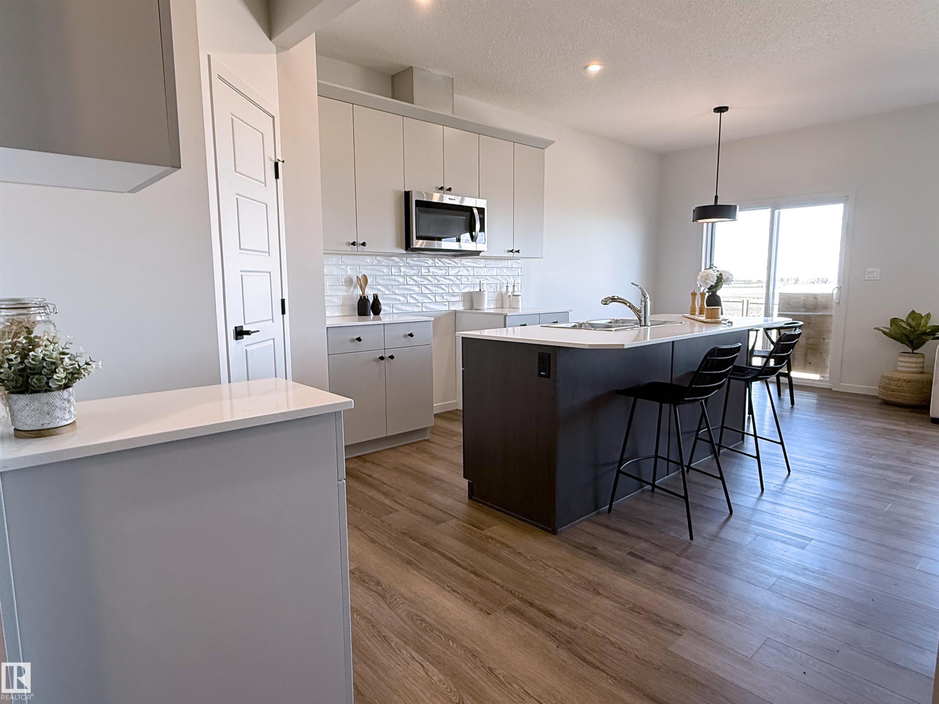 284 Lodge Pole Place, Leduc, AB - Indoor Photo Showing Kitchen With Upgraded Kitchen