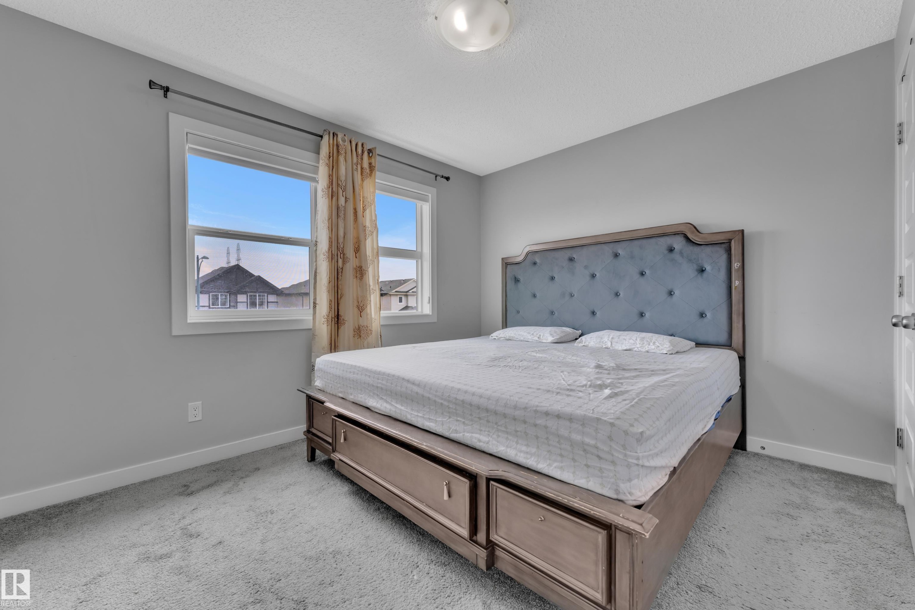 This room features light grey walls and light grey carpet - 1452 30 Street, Edmonton, AB - Indoor Photo Showing Bedroom