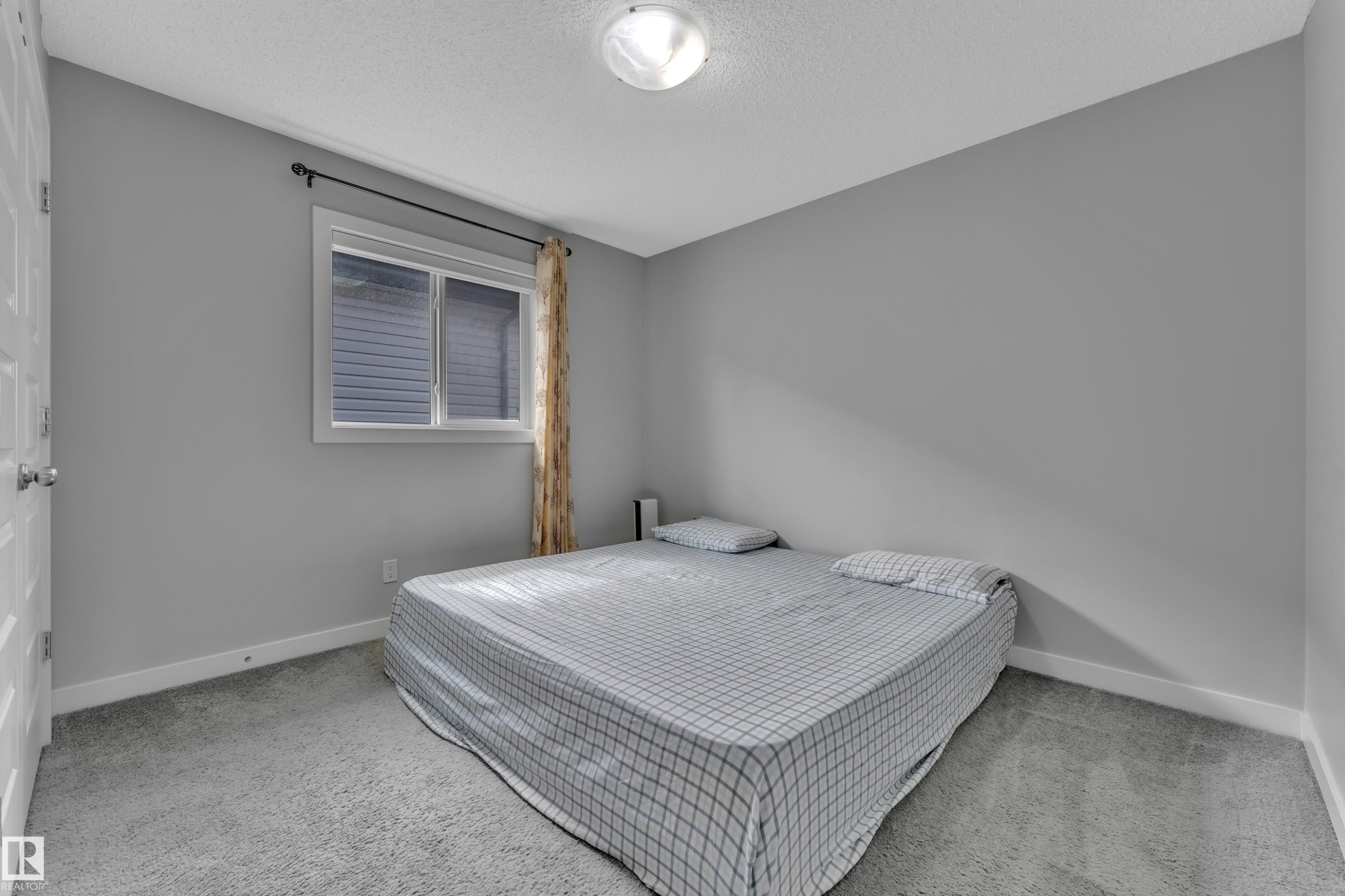 This room features light grey walls and grey carpet flooring - 1452 30 Street, Edmonton, AB - Indoor Photo Showing Bedroom