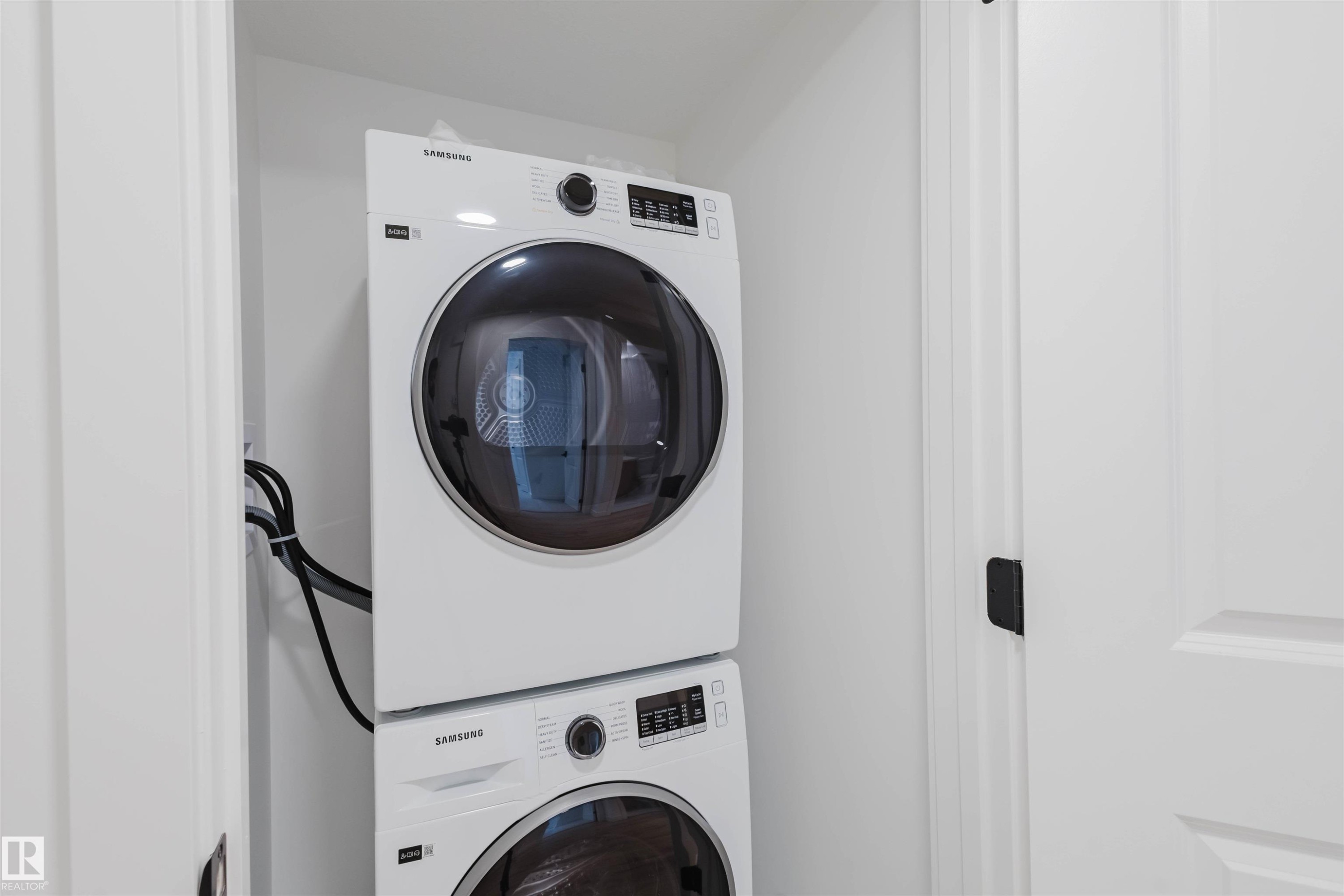 8253 Kiriak Loop Sw, Edmonton, AB - Indoor Photo Showing Laundry Room
