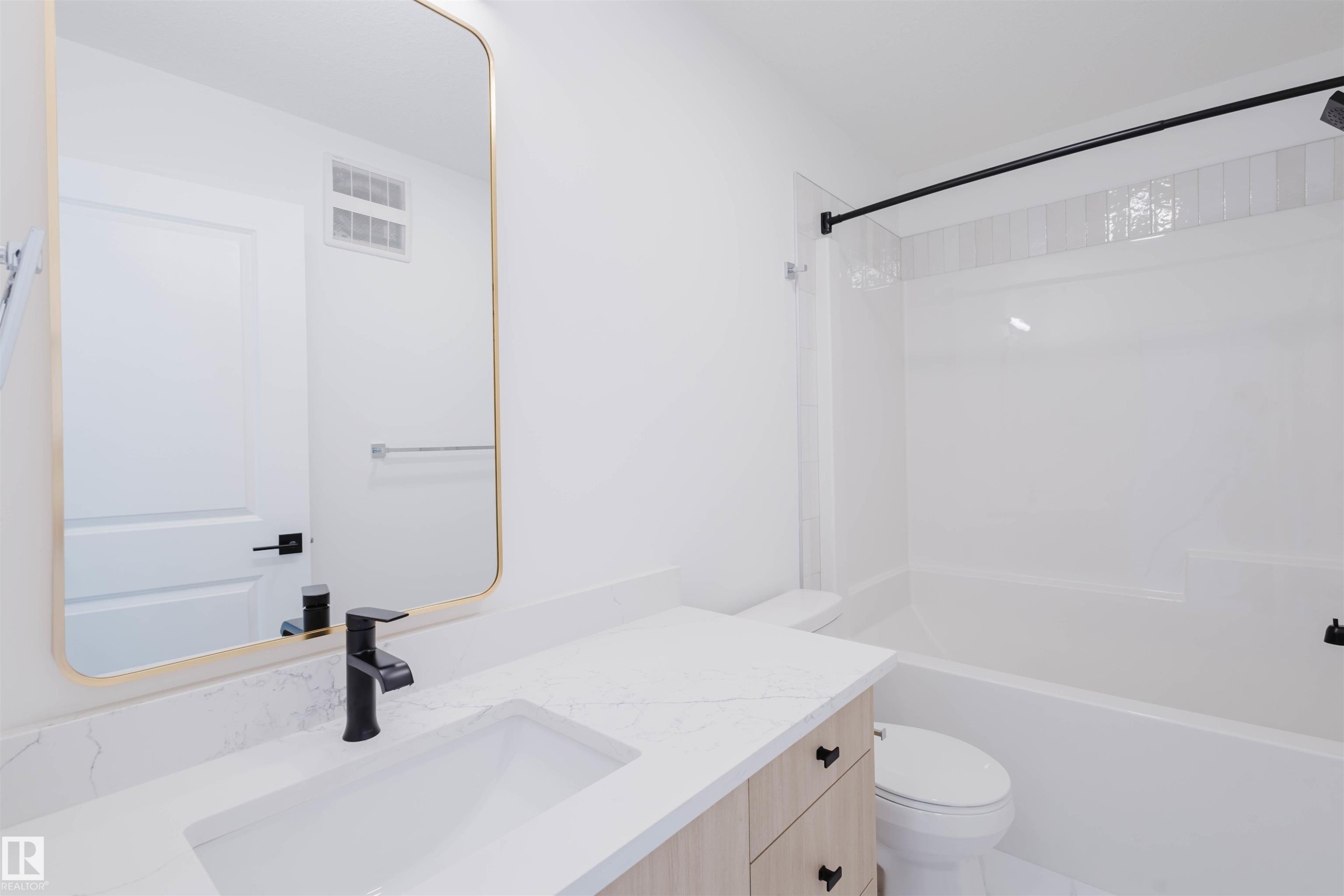 8253 Kiriak Loop Sw, Edmonton, AB - Indoor Photo Showing Bathroom