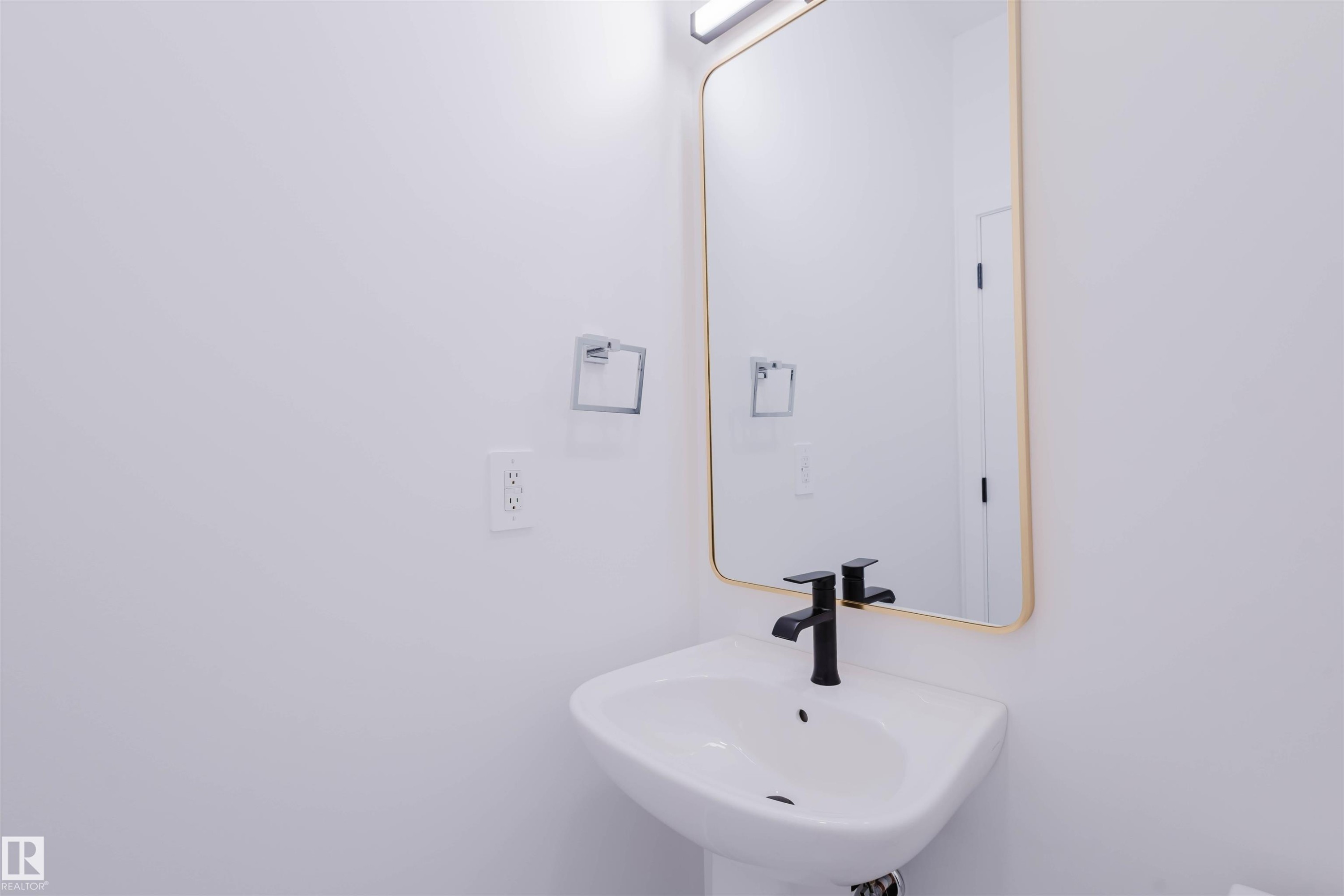 8253 Kiriak Loop Sw, Edmonton, AB - Indoor Photo Showing Bathroom