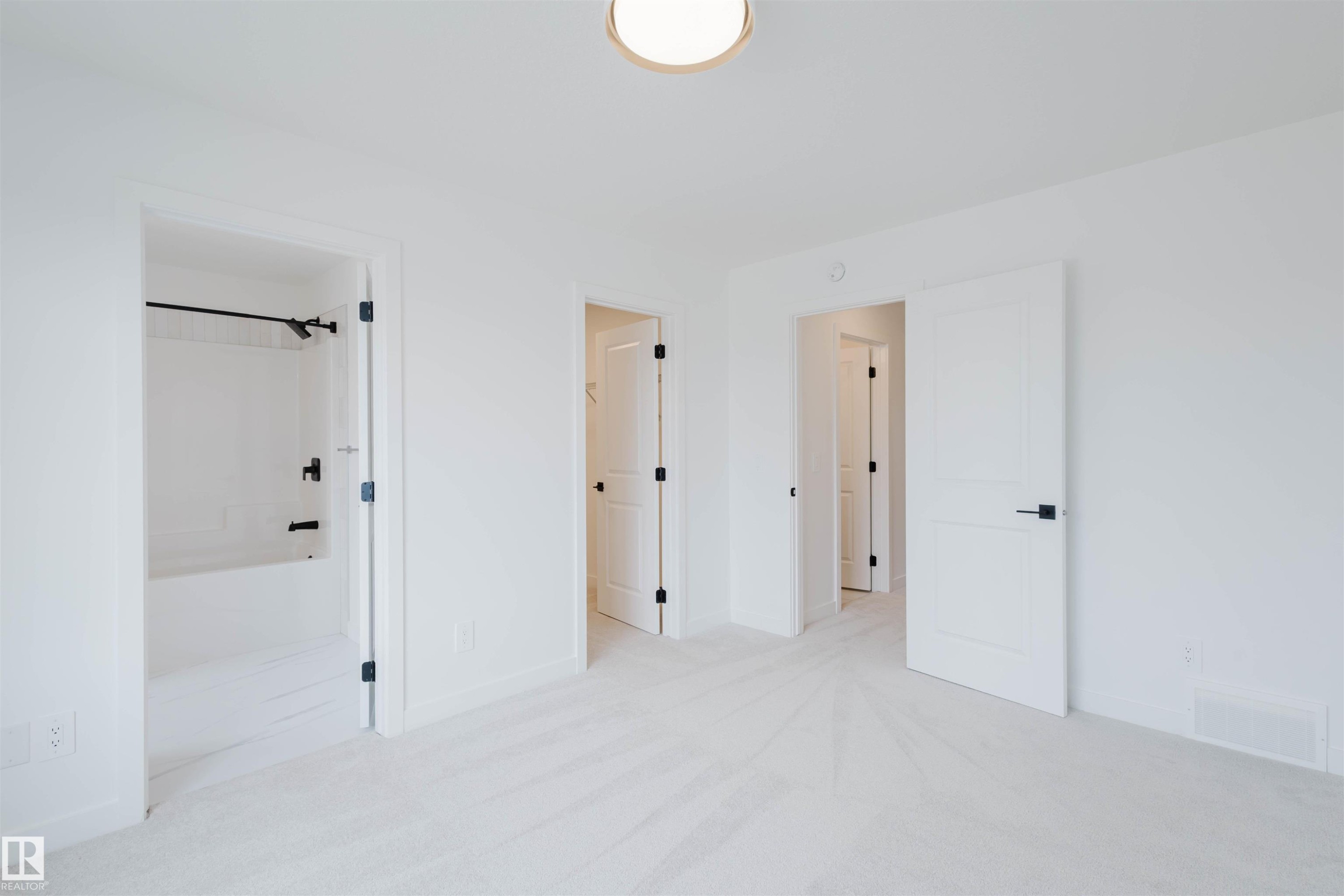 8253 Kiriak Loop Sw, Edmonton, AB - Indoor Photo Showing Other Room