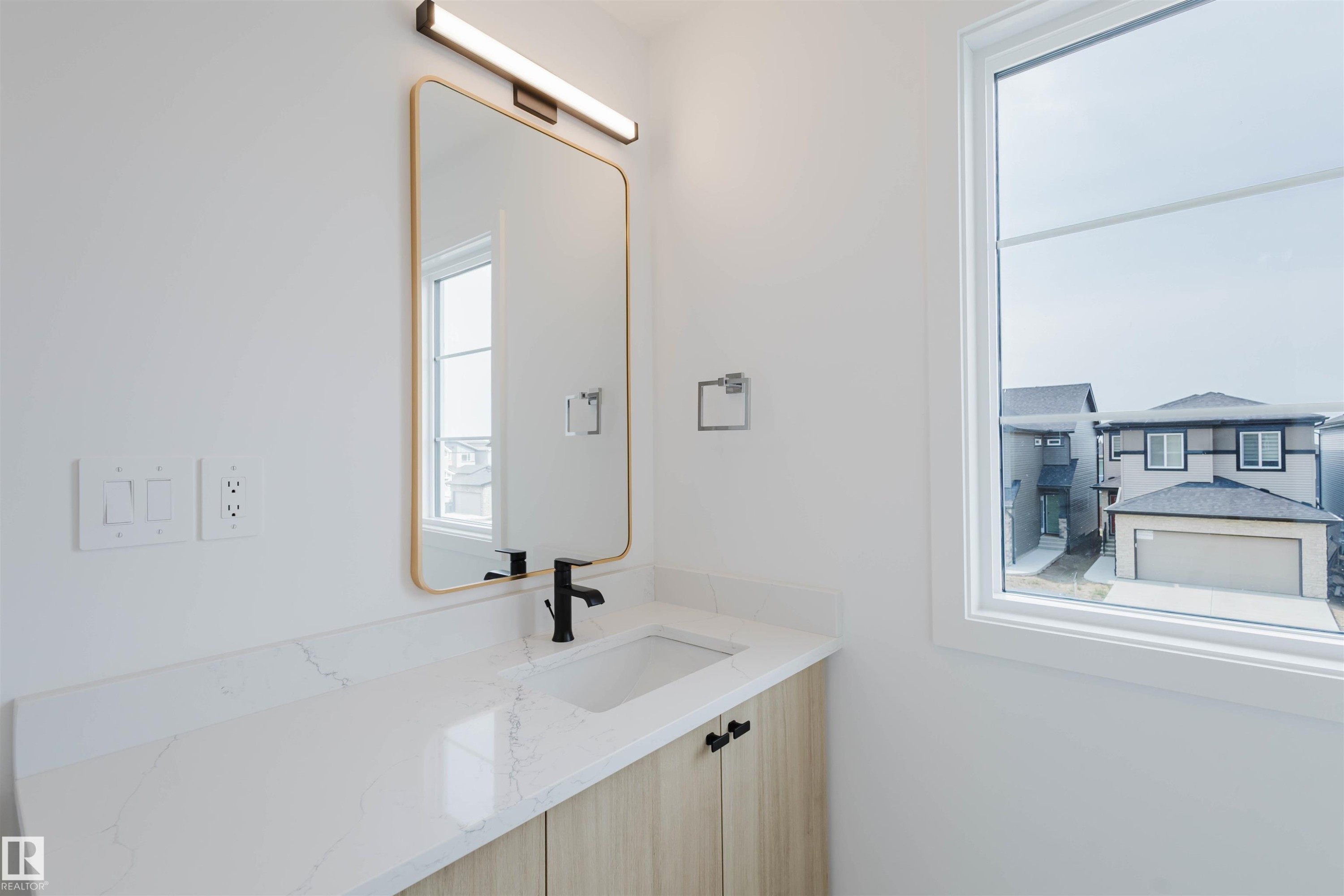 8253 Kiriak Loop Sw, Edmonton, AB - Indoor Photo Showing Bathroom