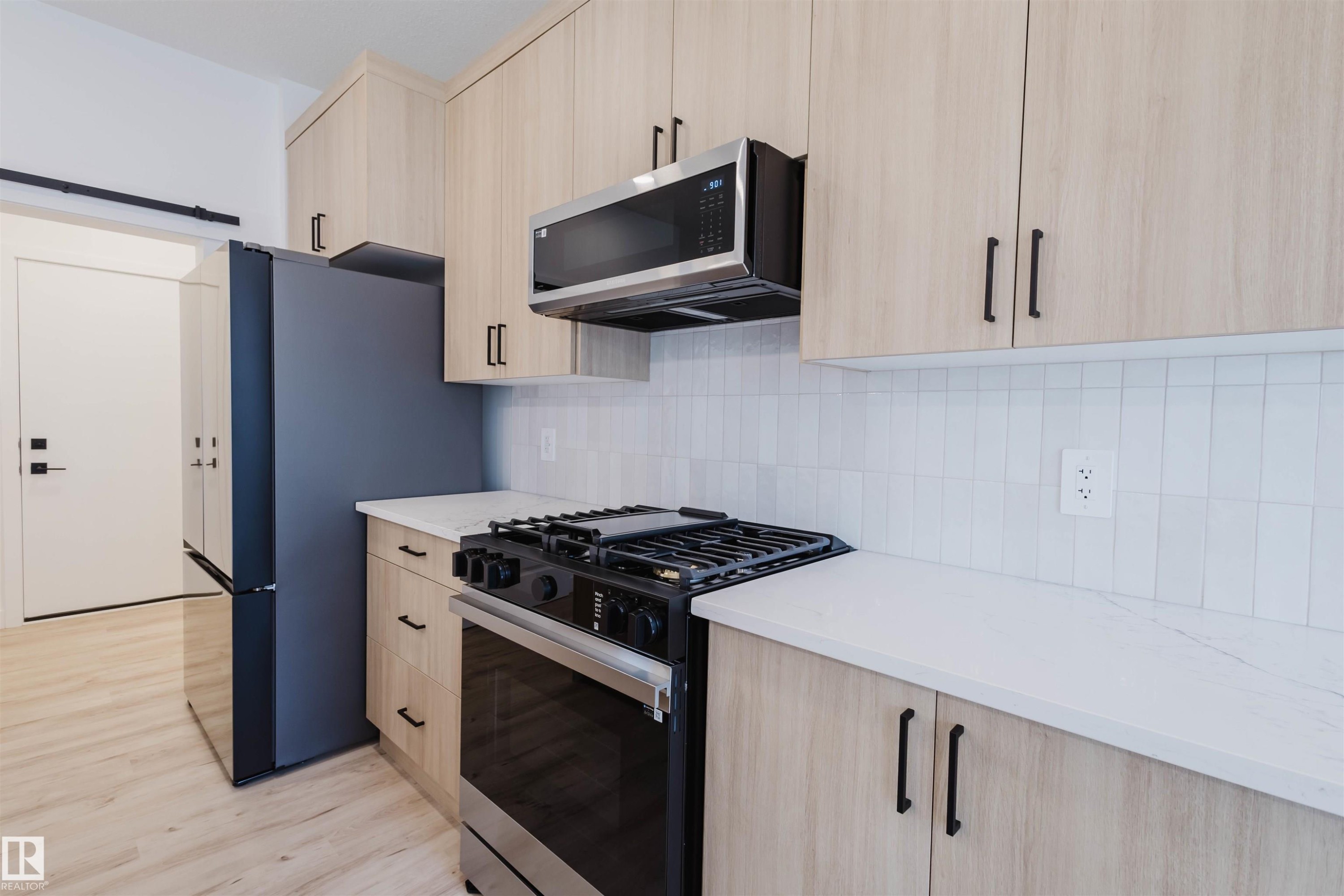 8253 Kiriak Loop Sw, Edmonton, AB - Indoor Photo Showing Kitchen
