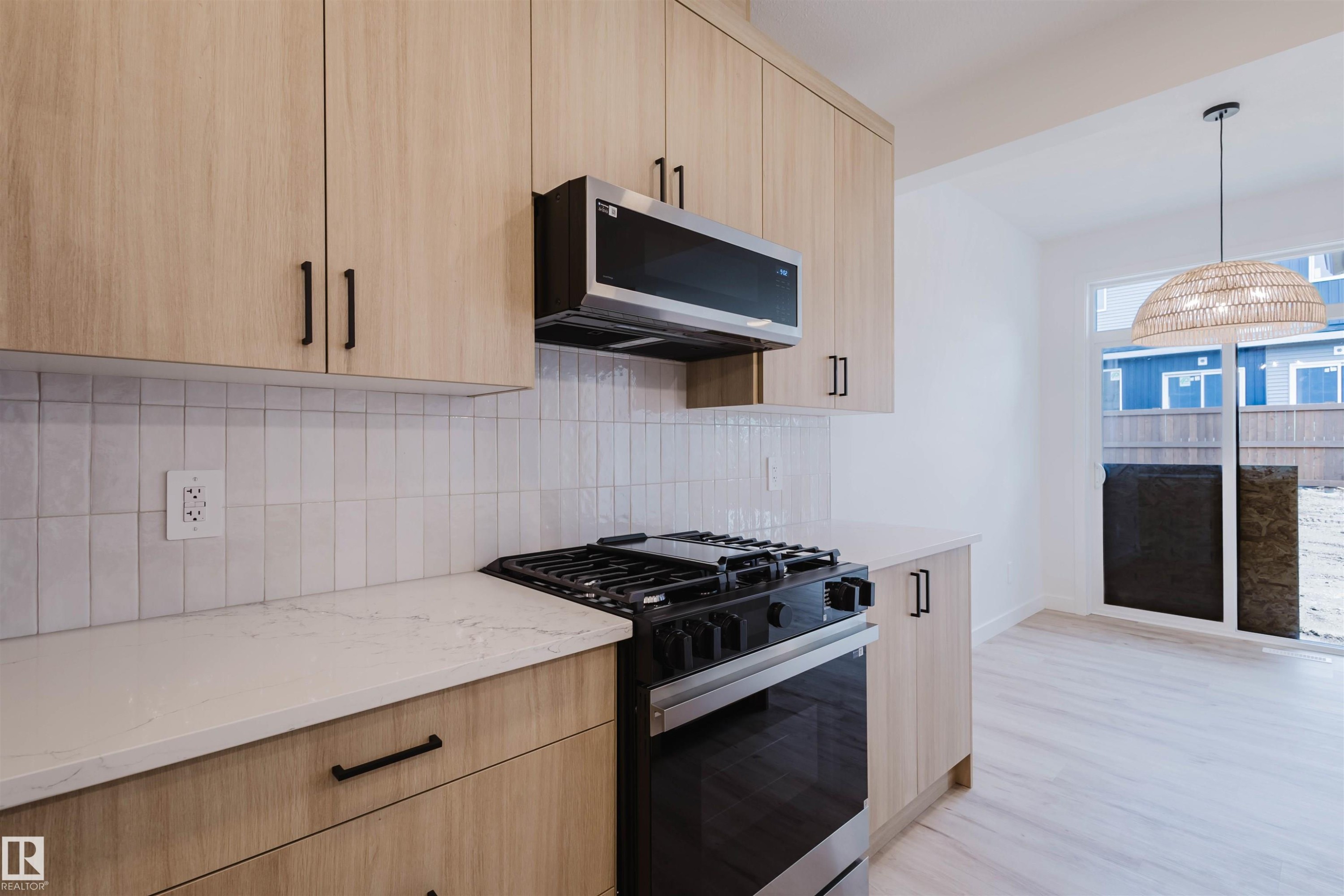 8253 Kiriak Loop Sw, Edmonton, AB - Indoor Photo Showing Kitchen