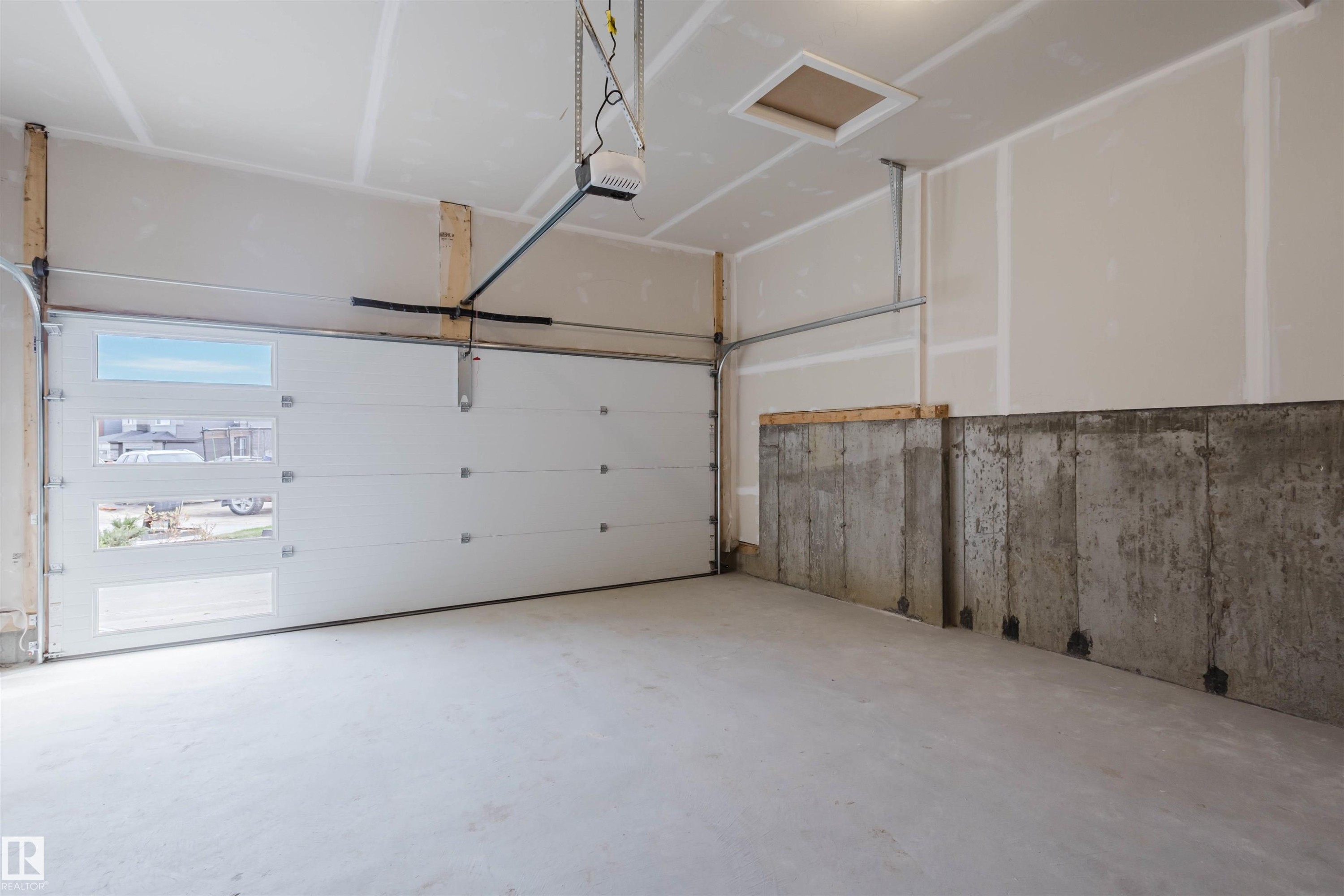 43 Chartres Close, St. Albert, AB - Indoor Photo Showing Garage