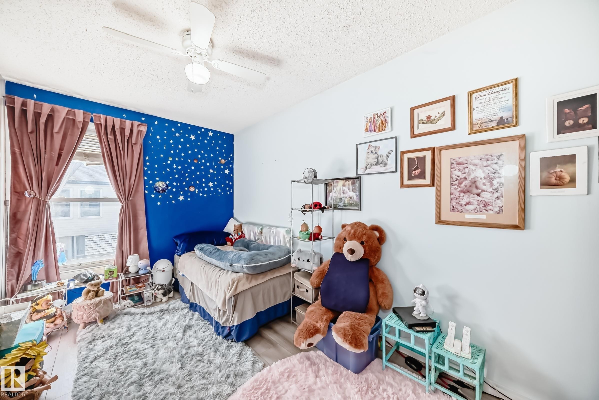582 Abbottsfield Road, Edmonton, AB - Indoor Photo Showing Bedroom