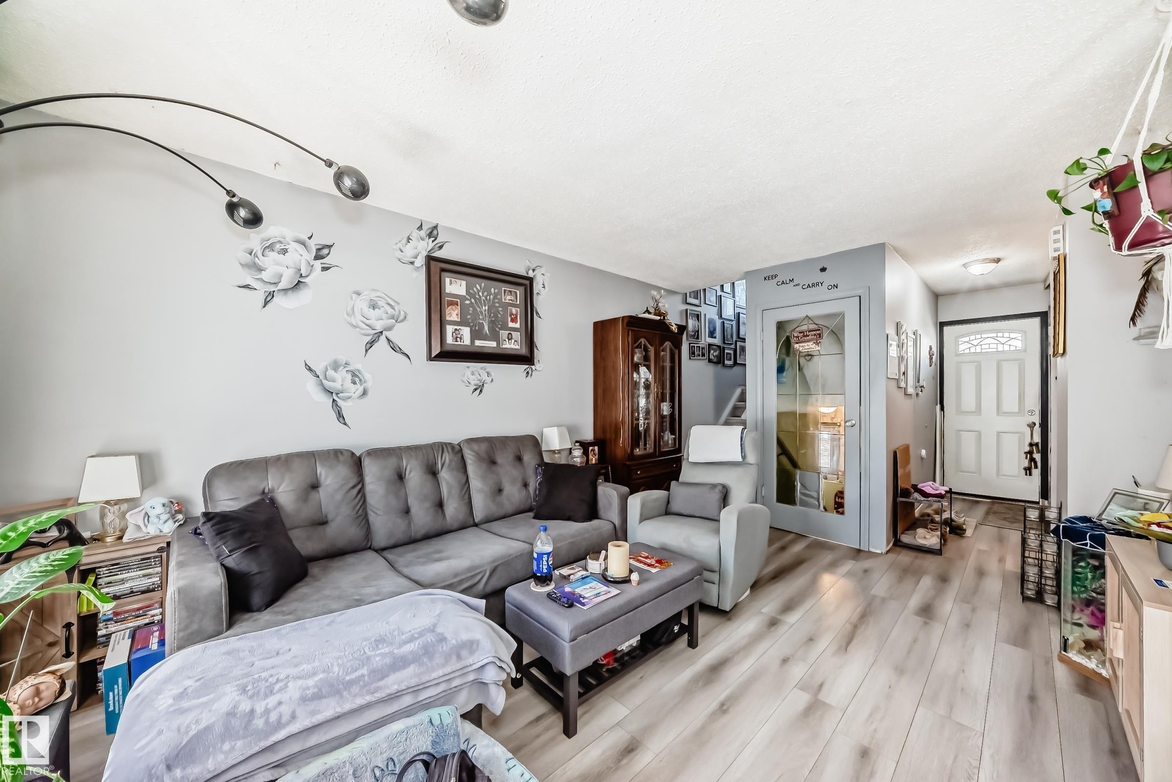 582 Abbottsfield Road, Edmonton, AB - Indoor Photo Showing Living Room