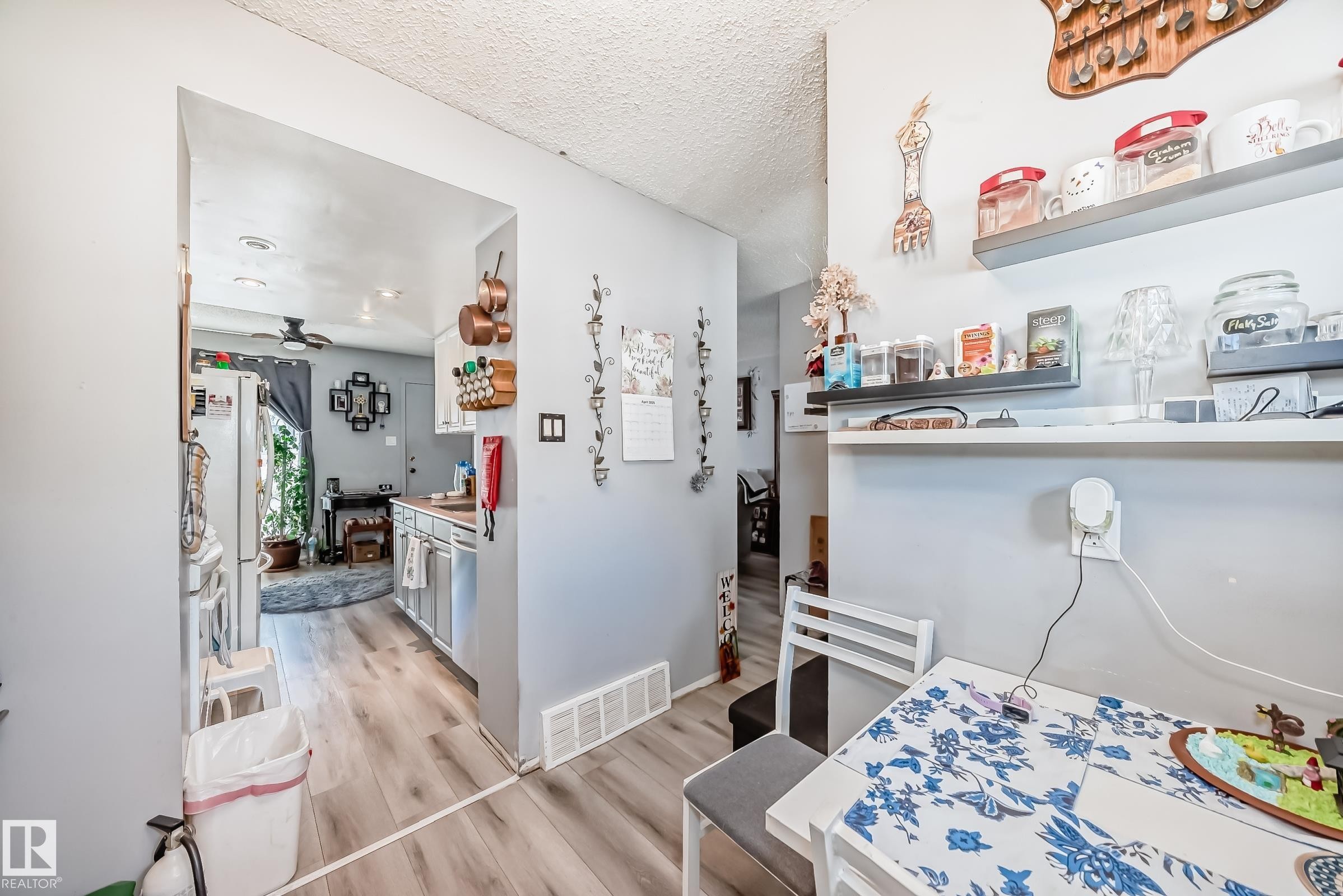582 Abbottsfield Road, Edmonton, AB - Indoor