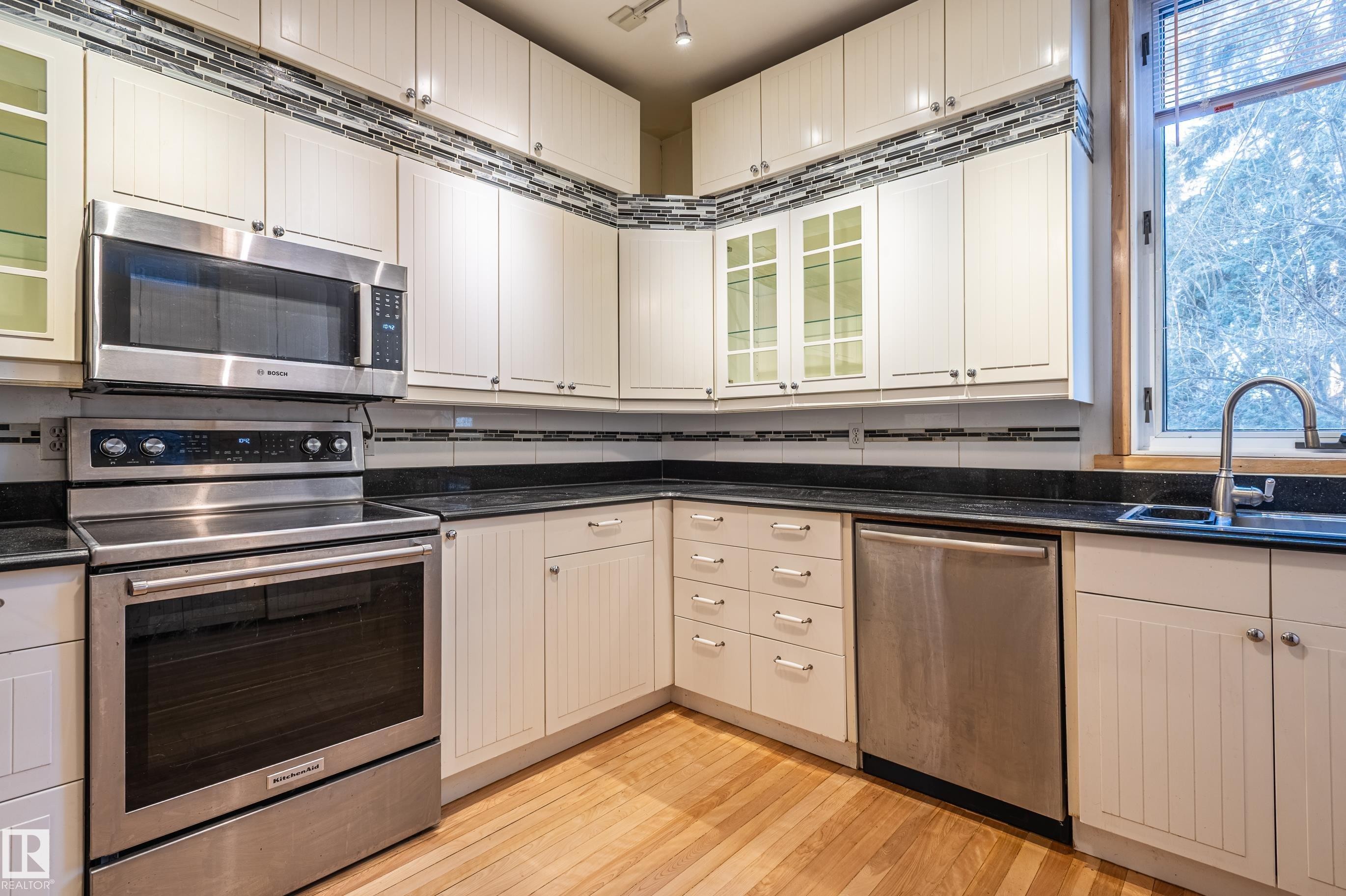 10918 81 Avenue, Edmonton, AB - Indoor Photo Showing Kitchen With Double Sink