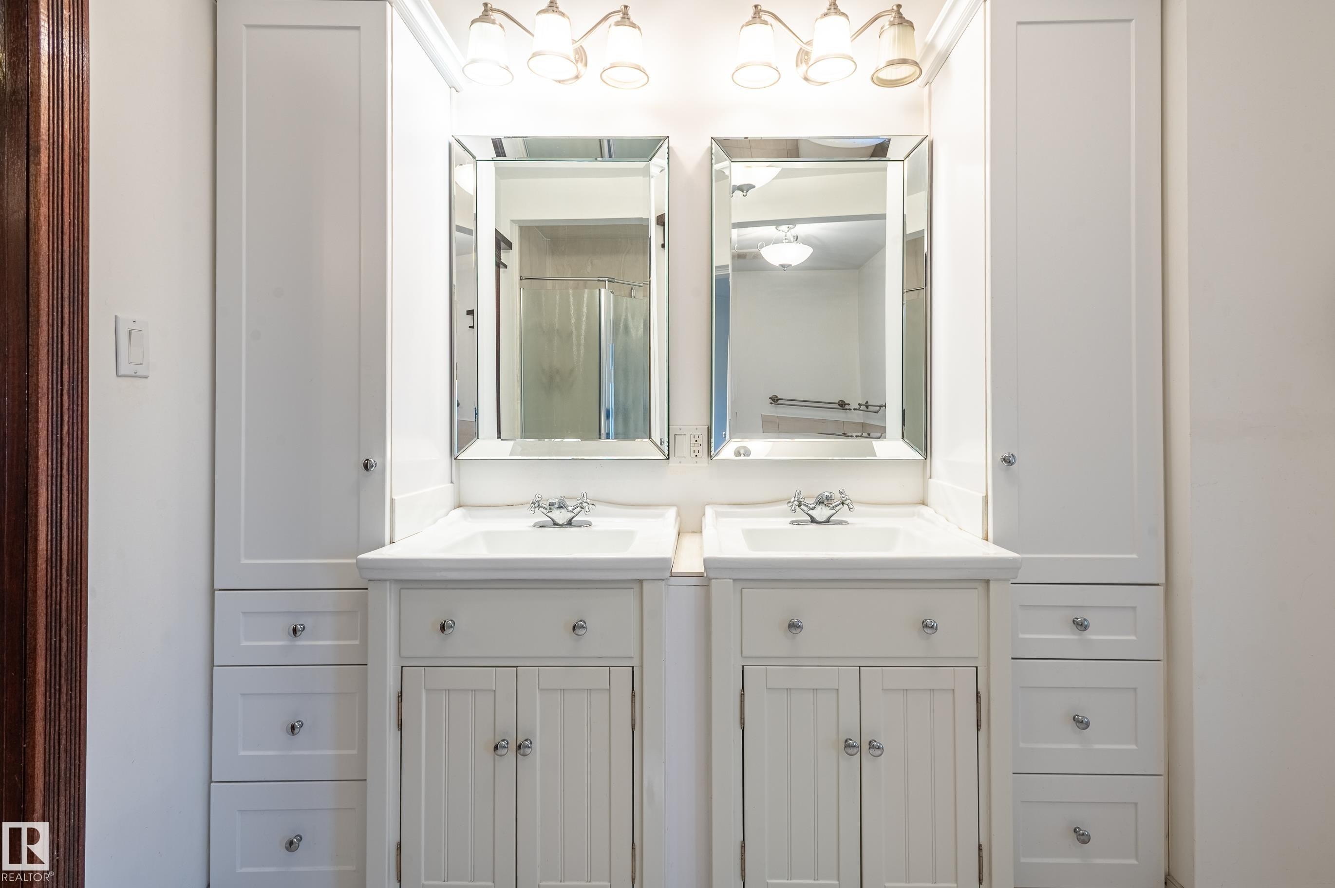 10918 81 Avenue, Edmonton, AB - Indoor Photo Showing Bathroom