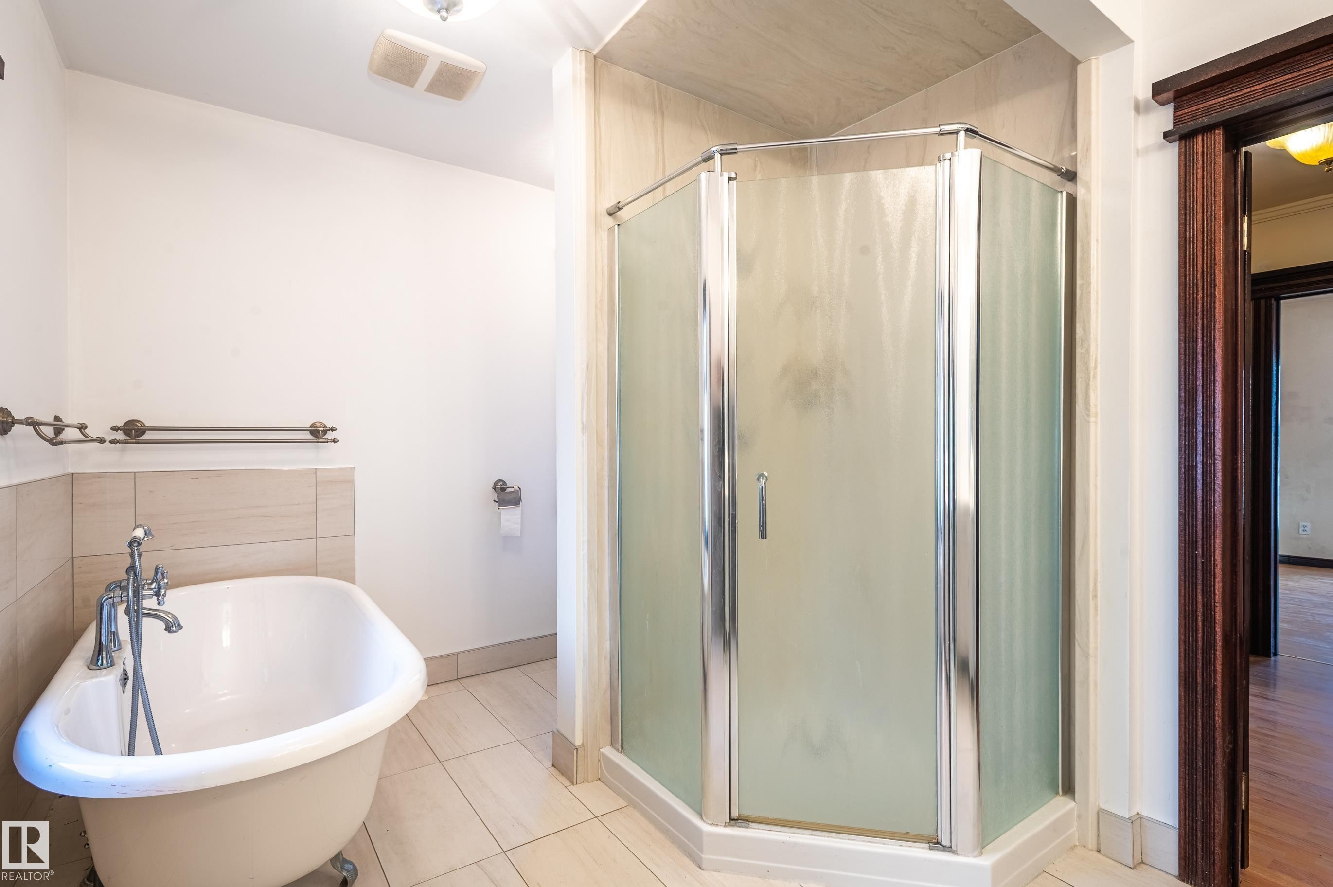 10918 81 Avenue, Edmonton, AB - Indoor Photo Showing Bathroom