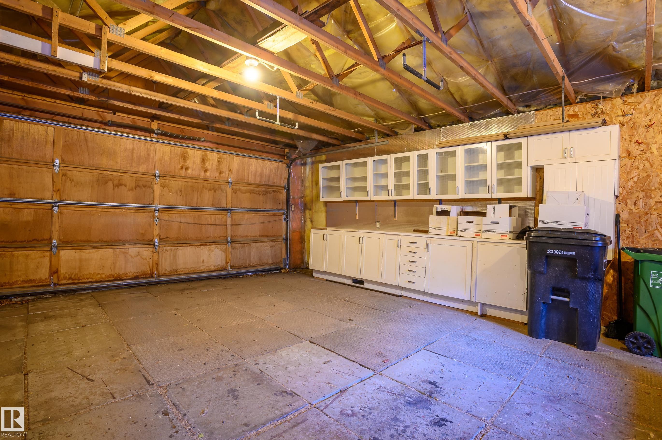 10918 81 Avenue, Edmonton, AB - Indoor Photo Showing Garage