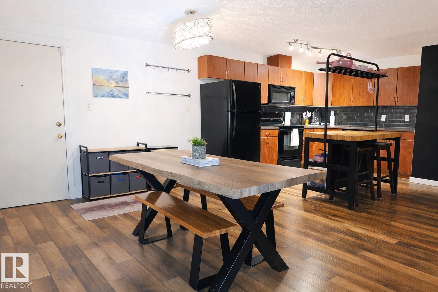 118 2430 Guardian Road, Edmonton, AB - Indoor