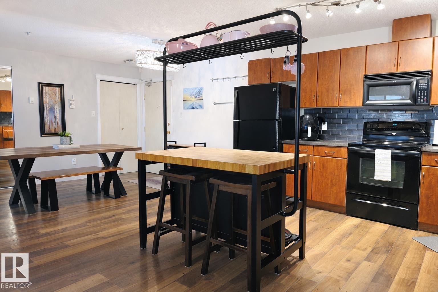 118 2430 Guardian Road, Edmonton, AB - Indoor Photo Showing Kitchen