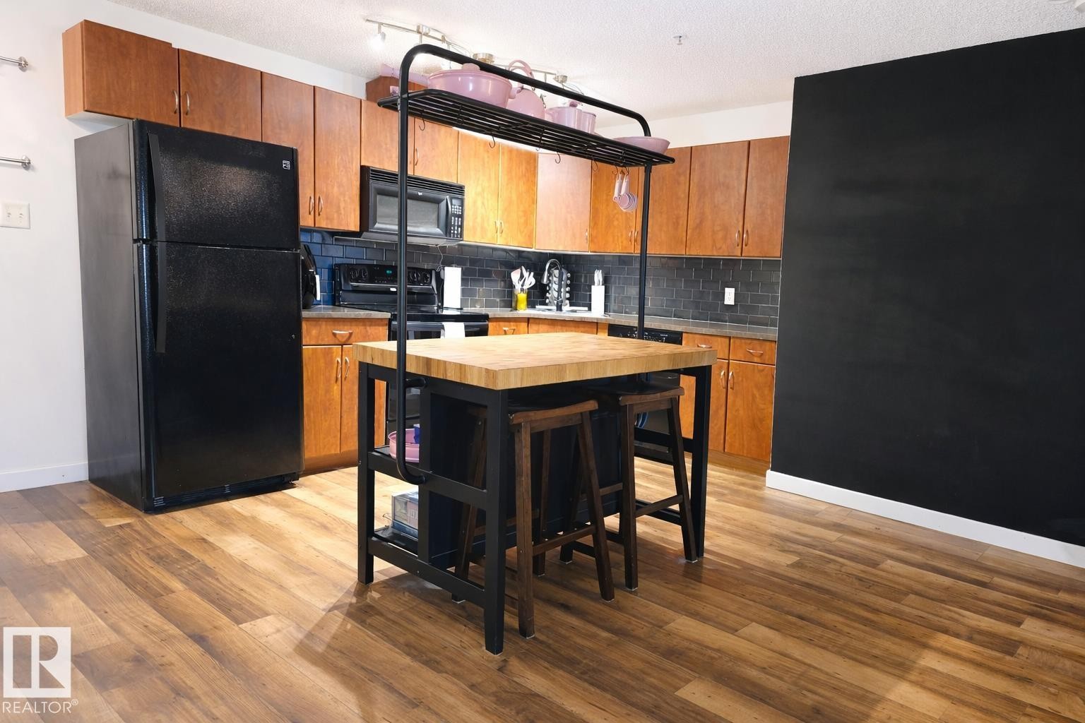 118 2430 Guardian Road, Edmonton, AB - Indoor Photo Showing Kitchen