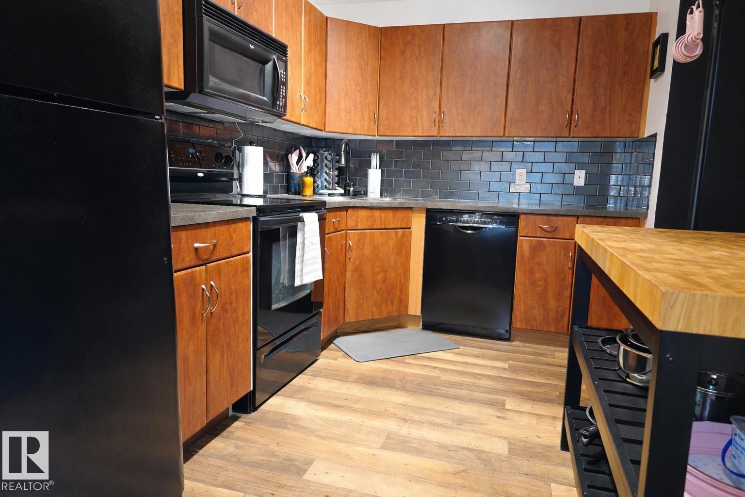 118 2430 Guardian Road, Edmonton, AB - Indoor Photo Showing Kitchen