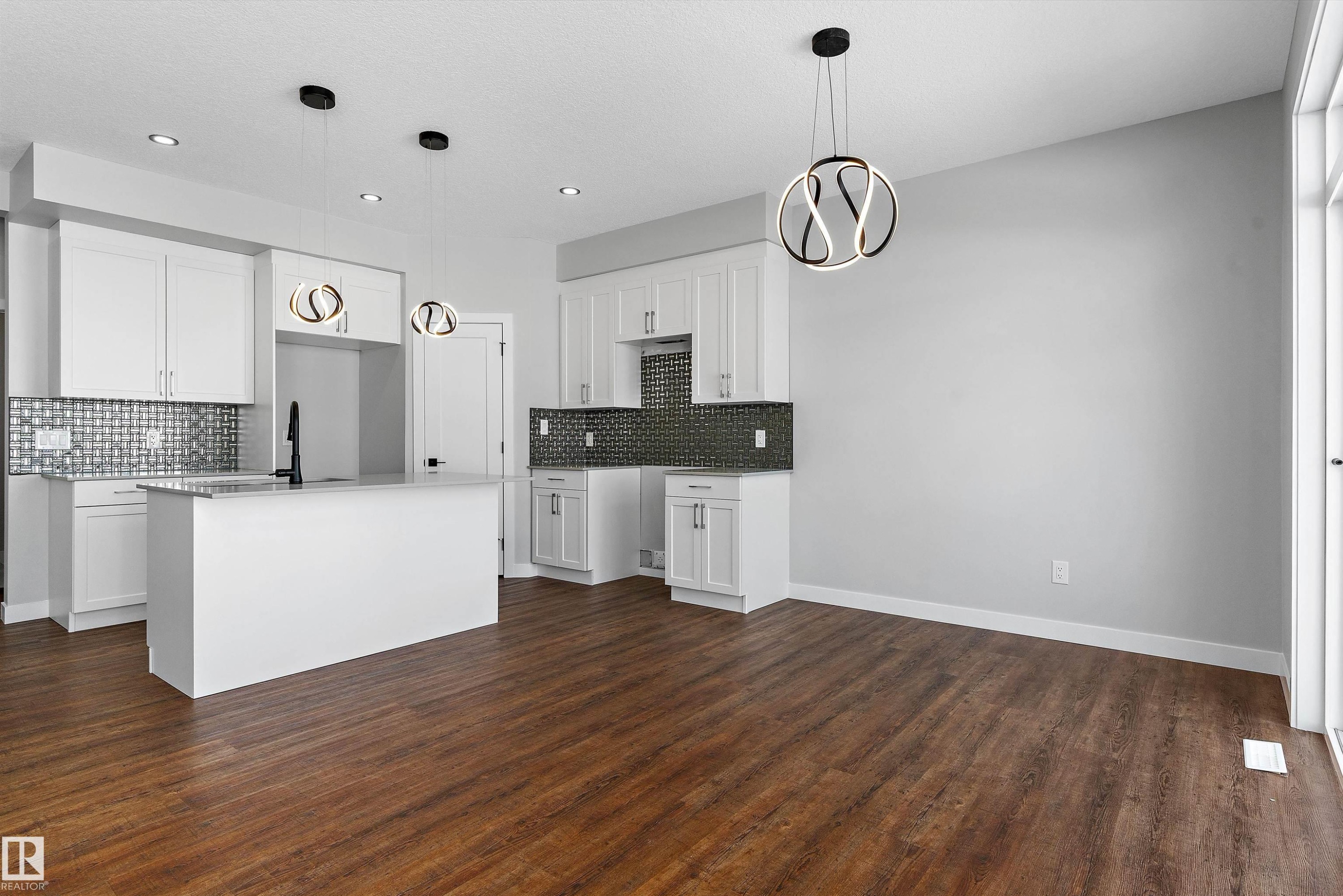 72 Maple Crescent, Gibbons, AB - Indoor Photo Showing Kitchen With Upgraded Kitchen