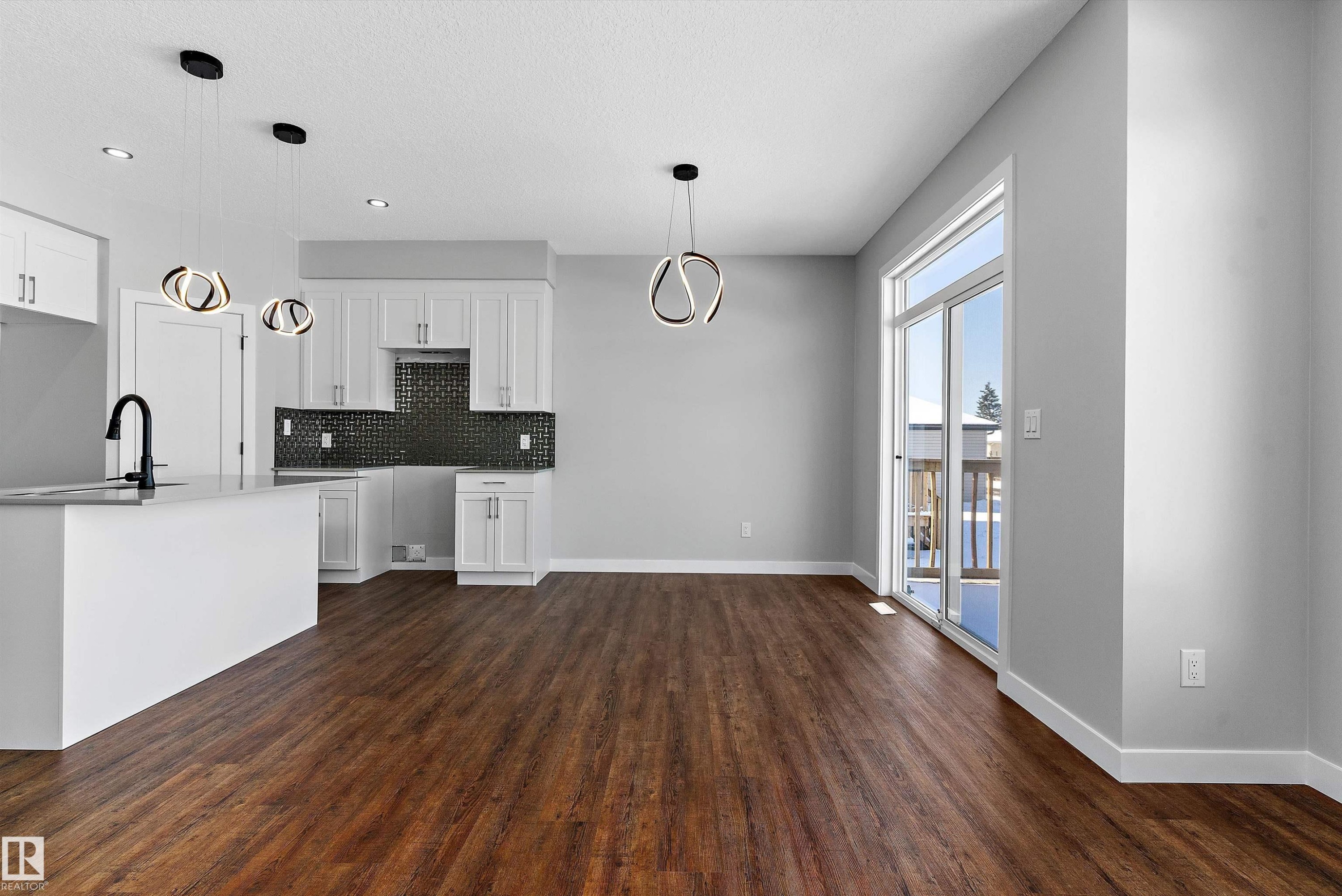 72 Maple Crescent, Gibbons, AB - Indoor Photo Showing Kitchen With Upgraded Kitchen