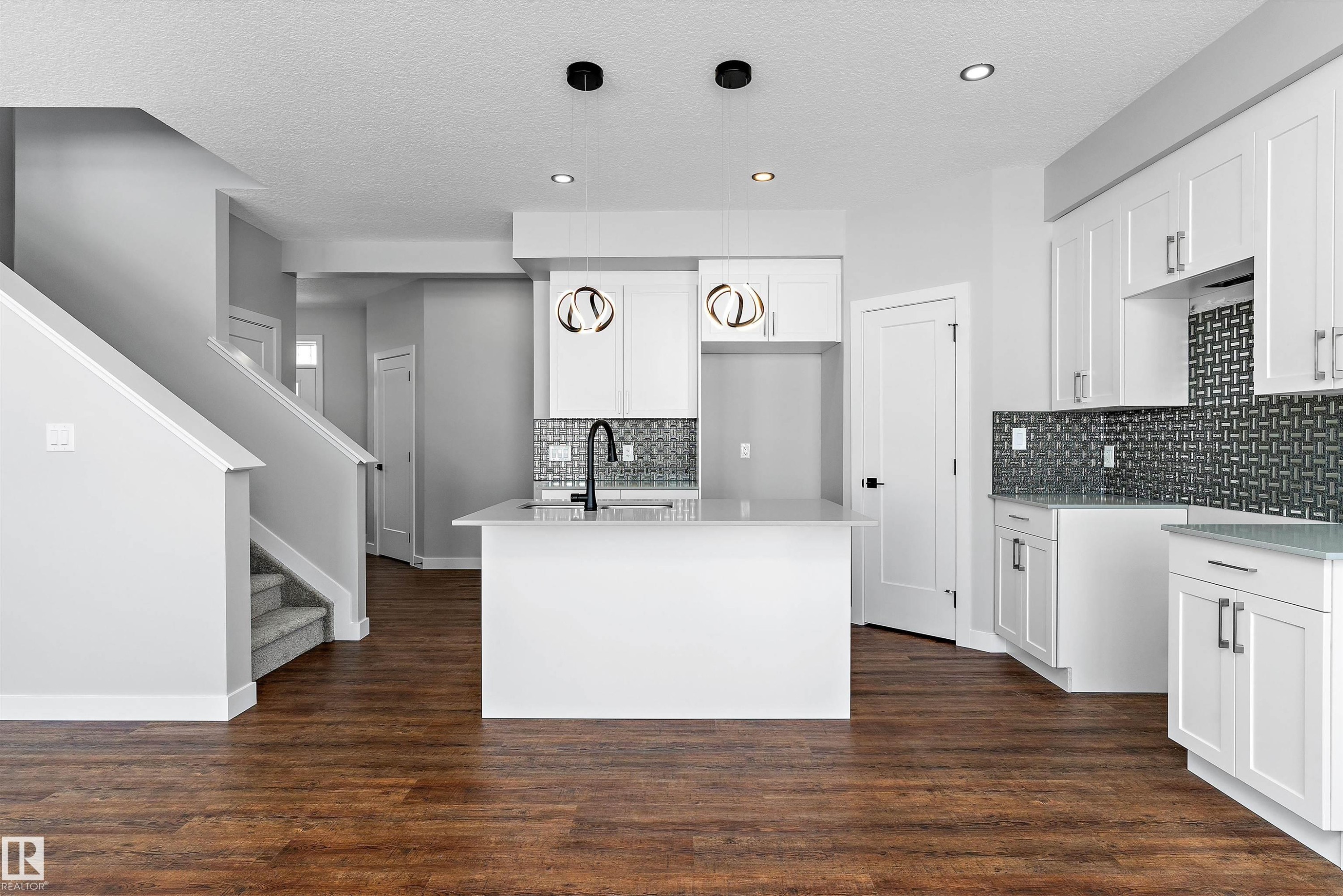 72 Maple Crescent, Gibbons, AB - Indoor Photo Showing Kitchen With Upgraded Kitchen