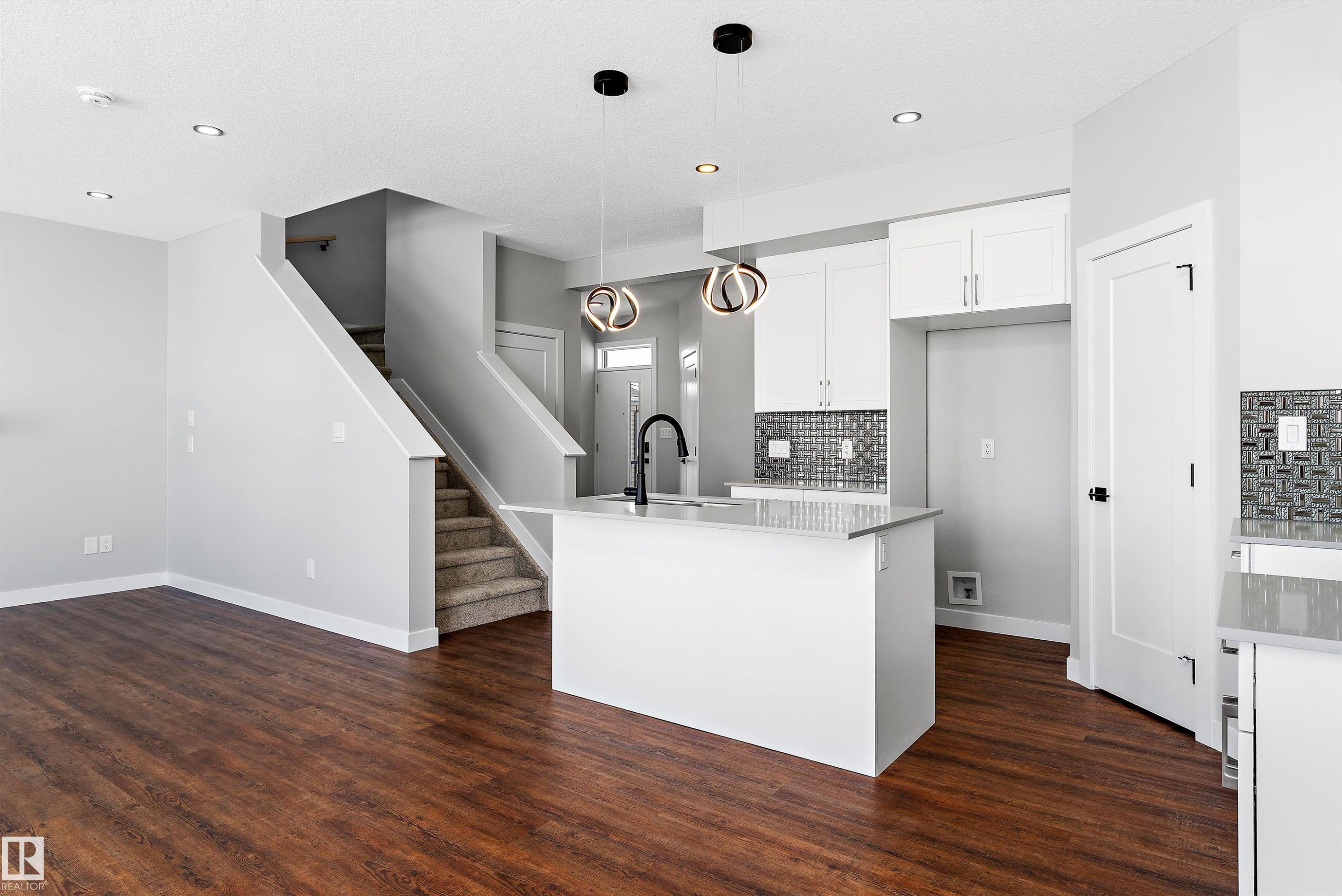 72 Maple Crescent, Gibbons, AB - Indoor Photo Showing Kitchen With Upgraded Kitchen