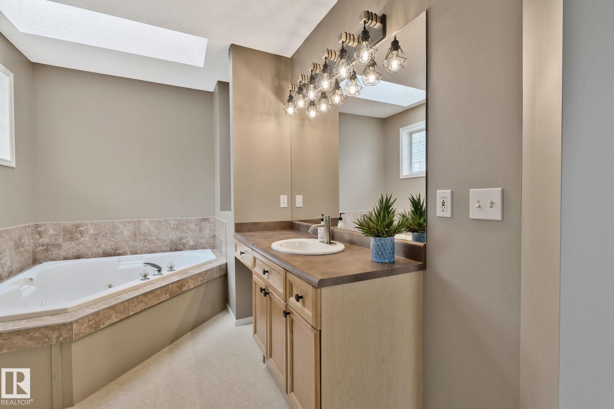 15117 Miller Boulevard, Edmonton, AB - Indoor Photo Showing Bathroom