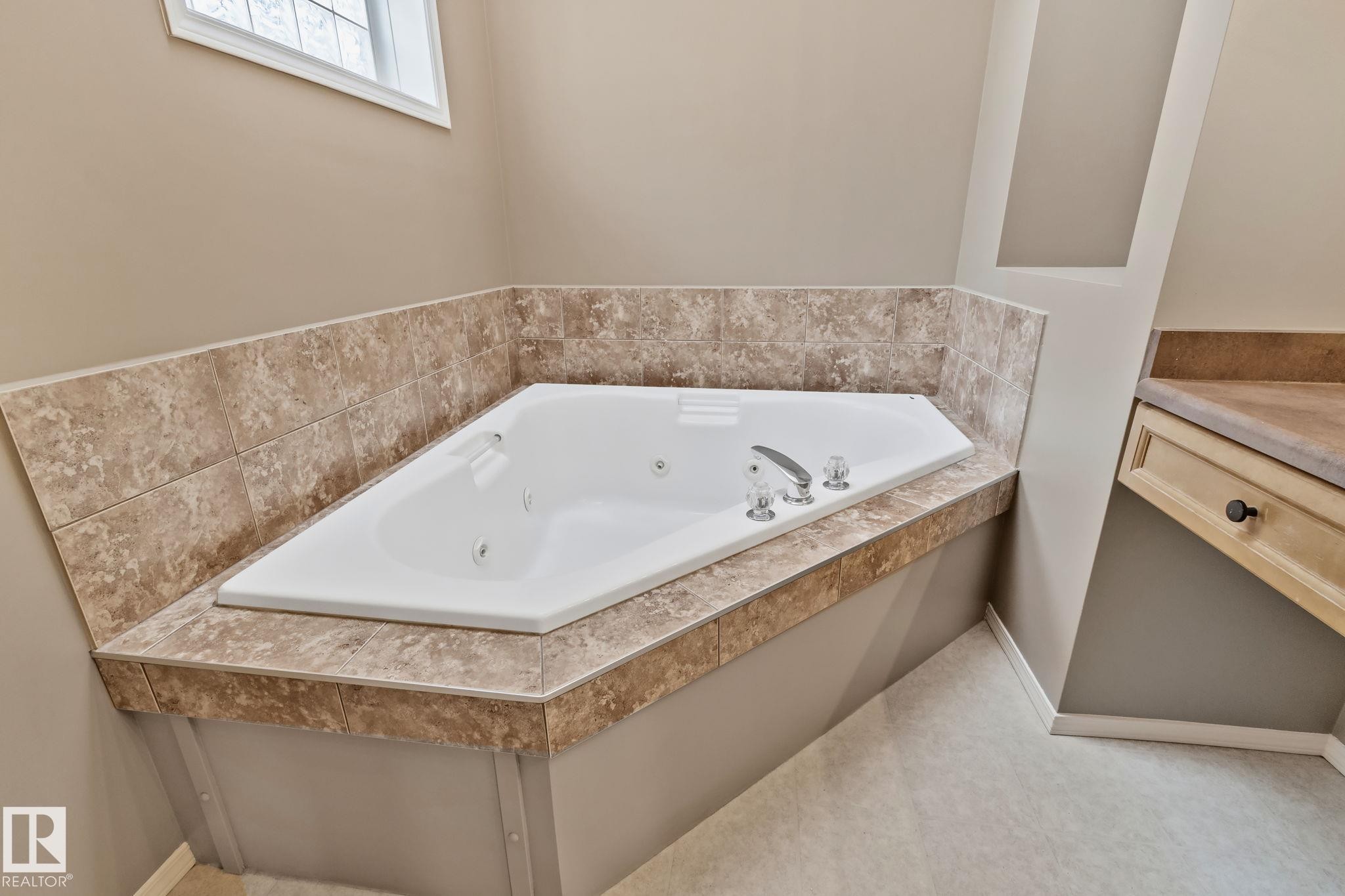 15117 Miller Boulevard, Edmonton, AB - Indoor Photo Showing Bathroom