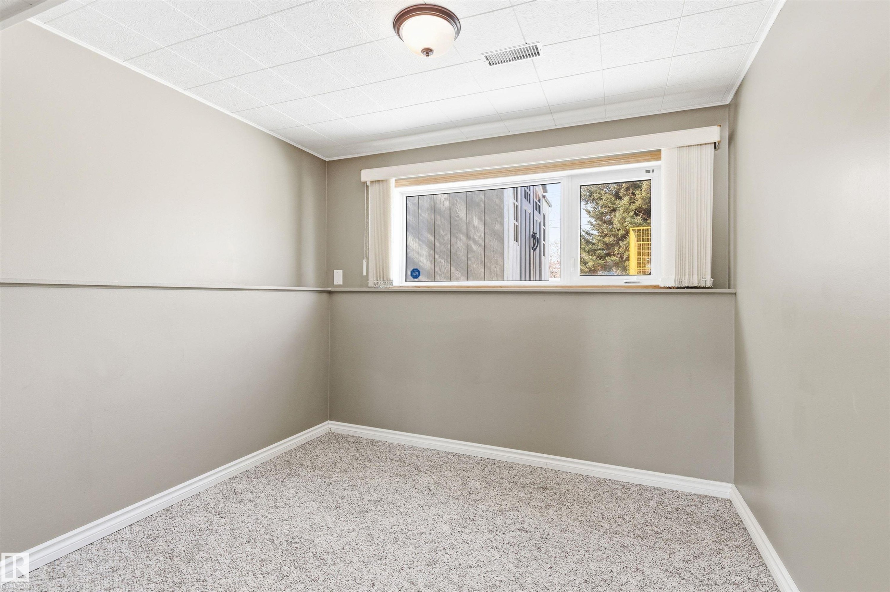 This room features light grey walls, white trim, and light-colored carpet - 12904 95 Street, Edmonton, AB - Indoor Photo Showing Other Room