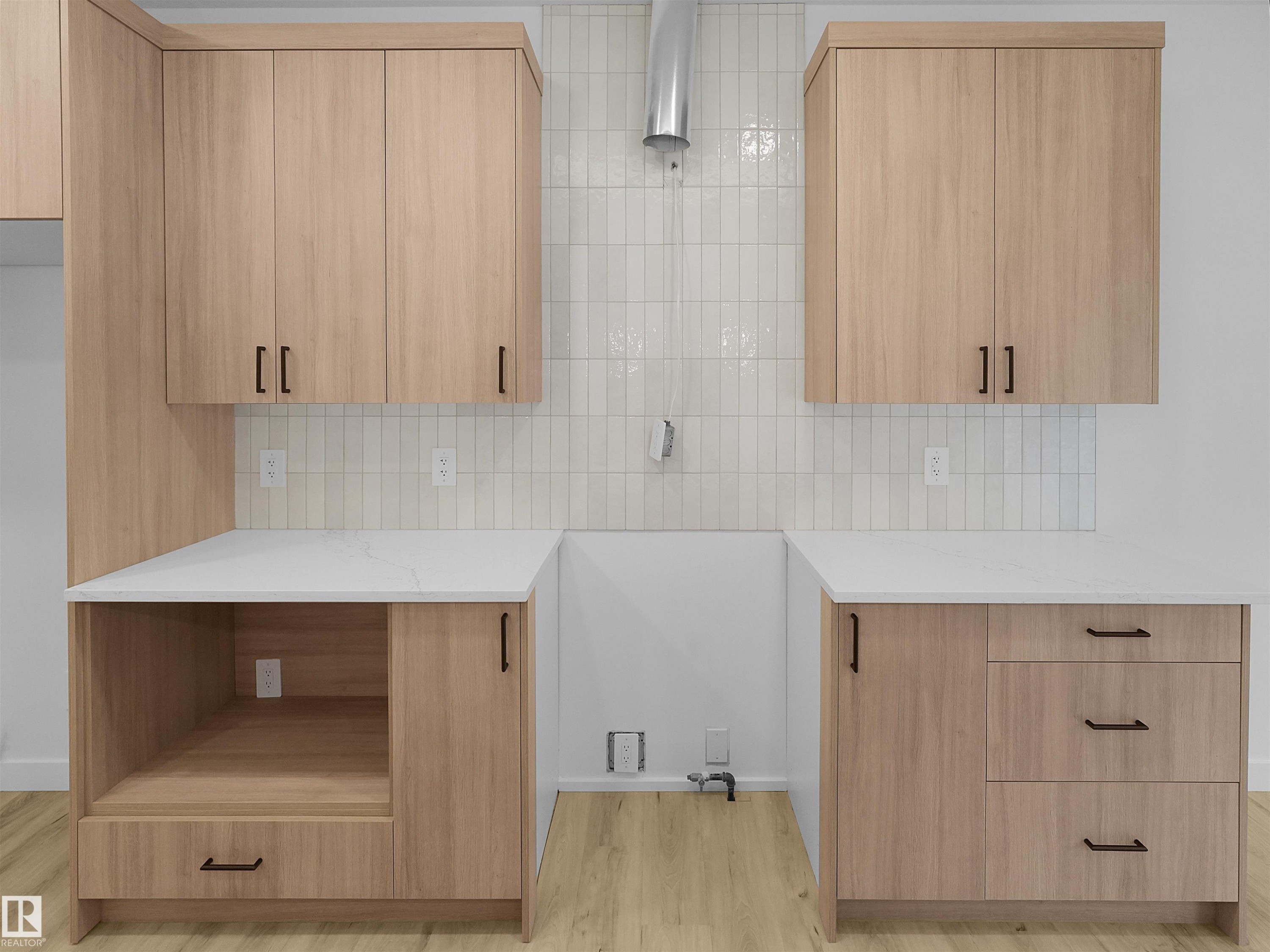 8235 Kiriak Loop, Edmonton, AB - Indoor Photo Showing Kitchen