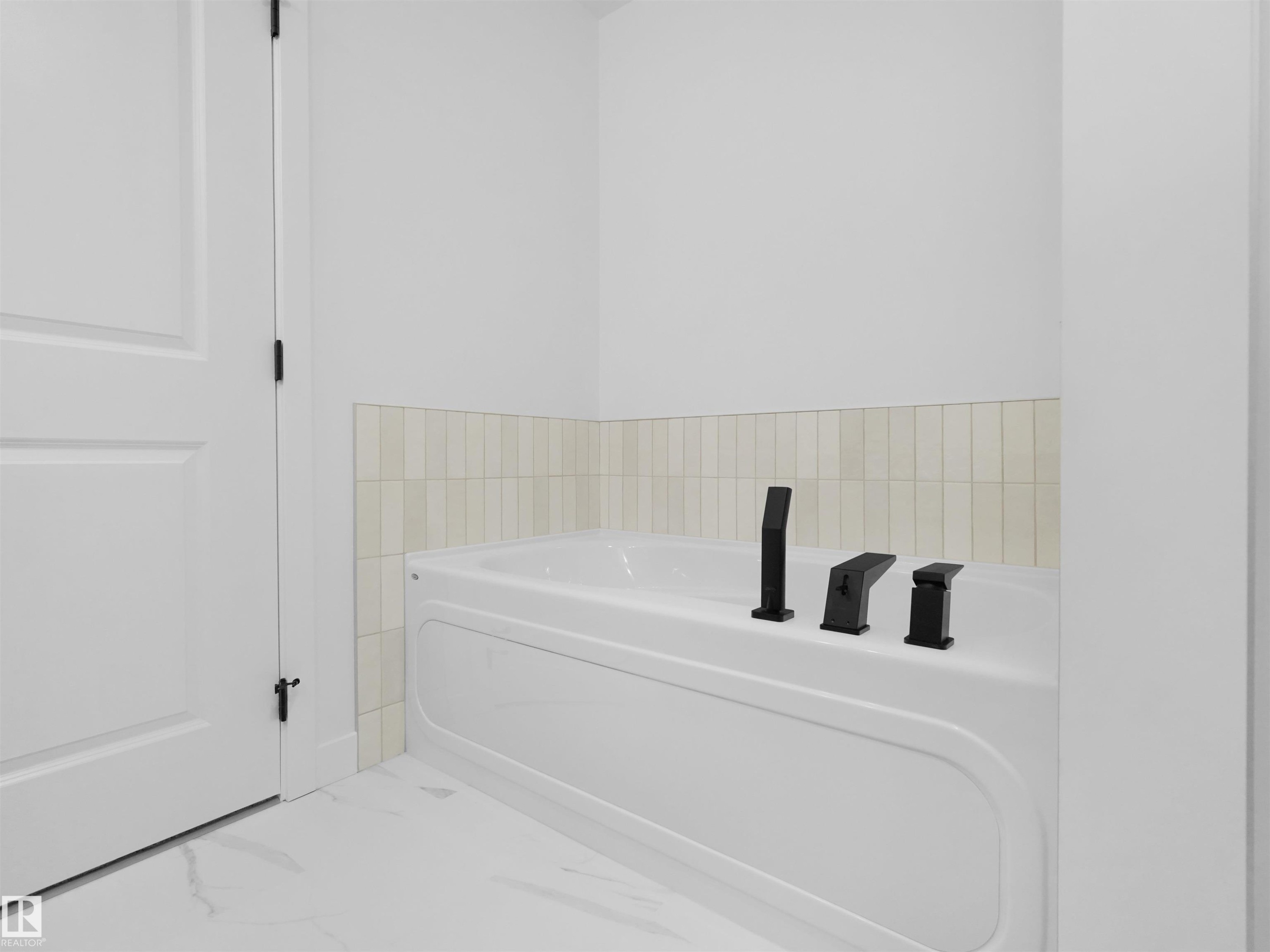 8235 Kiriak Loop, Edmonton, AB - Indoor Photo Showing Bathroom